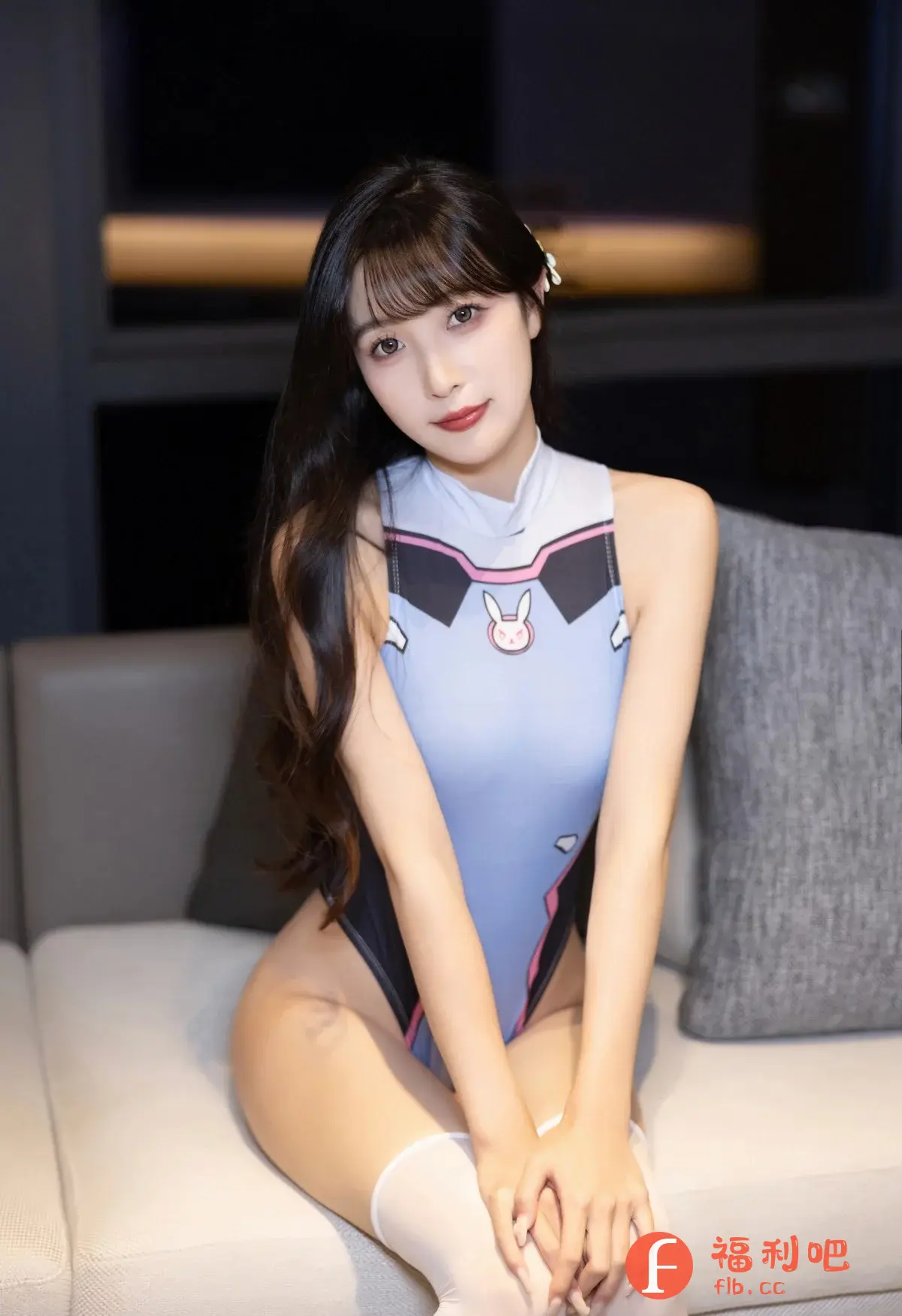 娇媚少女身着紧身泳衣,完美勾勒出曲线玲珑的诱人身姿。纤细手臂轻轻交叠,白皙肌肤在薄纱包裹下若隐若现,更添几分神秘。一双水灵灵的大眼楚楚动人,粉嫩红唇微微上扬,散发出令人心动的性感气息。乌黑长发随意散落在肩头,更显妩媚慵懒。她静静地坐在沙发上,柔美的线条与洁白的袜子交织出无限遐想,仿佛在等待你的热切注视,邀请你一同探索这美丽又诱惑的私密空间。你无法抗拒她眼神中的媚意,渴望将她拥入怀中,尽情享受这温柔与激情交织的时刻。这不仅仅是一张照片,更是一场充满挑逗和诱惑的视觉盛宴,让你血脉喷张,沉迷其中。