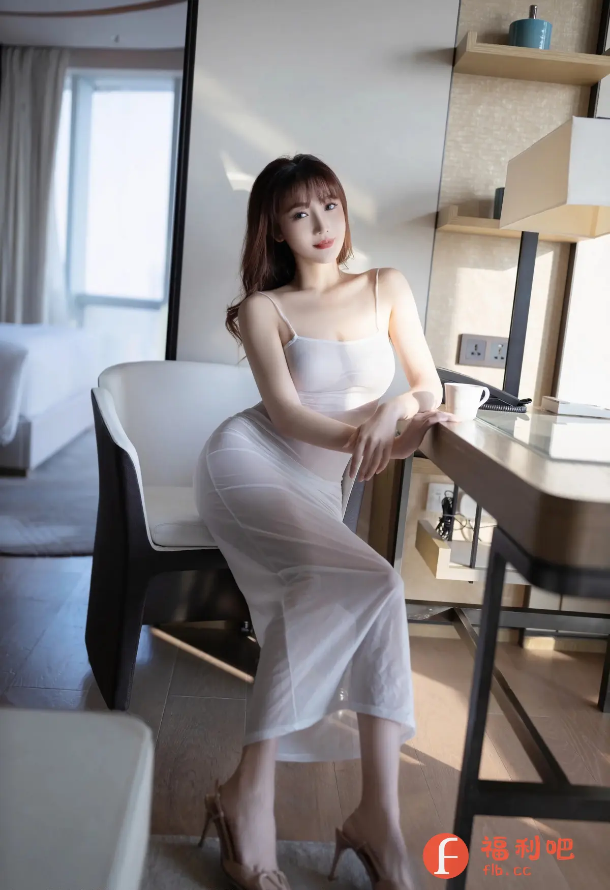 描述:娇嫩肌肤若隐若现,轻柔薄纱勾勒出曼妙曲线,简直让人忍不住想入非非!乌黑秀发散发着迷人的光泽,仿佛带着丝丝缕缕的诱惑,让人沉醉其中无法自拔。一颦一笑都充满了风情万种,仿佛在诉说着无尽的秘密,让人心痒难耐,想要一探究竟。优雅的姿态中又带着一丝慵懒,更显性感撩人,让人怦然心动。这简直就是一场视觉盛宴,让人血脉喷张,欲罢不能!