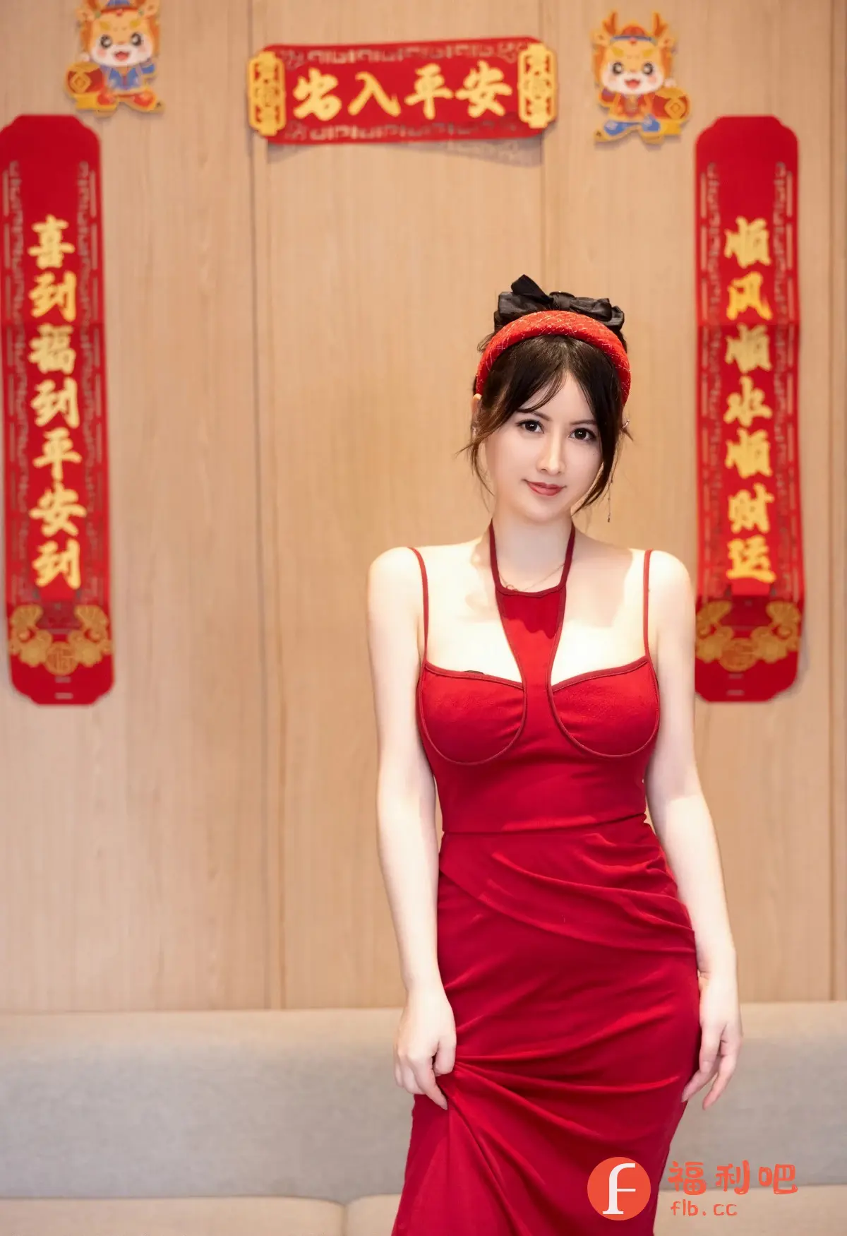 娇艳欲滴的红裙,勾勒出你凹凸有致的迷人曲线,每一寸都散发着致命的诱惑。肌肤如雪般白皙,与鲜艳的红色交相辉映,更显你的妩媚动人。你媚眼如丝,红唇轻启,仿佛在诉说着无尽的秘密,令人心驰神往。你轻轻提起裙摆,露出若隐若现的修长玉腿,更增添了几分性感与撩人。背景中的红色装饰,烘托出喜庆的气氛,也映衬出你如火般的热情。你仿佛是坠入凡间的精灵,用你的美丽和性感,点燃了整个世界。无论是你迷离的眼神,还是那呼之欲出的傲人身材,都让人忍不住想要靠近你,探索你那深藏的秘密。你的一颦一笑,都充满了诱惑,让人沉醉其中,无法自拔。你就是那最耀眼的星,散发着无尽的光芒,照亮每一个角落。
OCR识别内容:13
七入平安
顺风顺水順财廷
喜到福到平安到