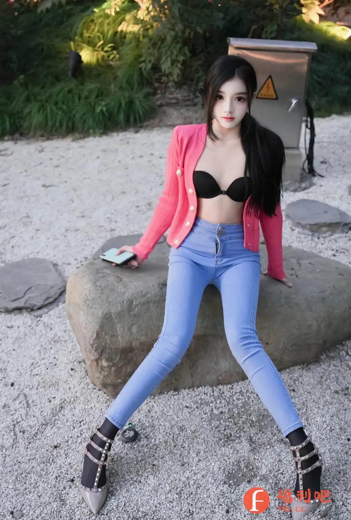 描述:这位美女展现出令人难以抗拒的性感魅力。她身穿一件粉色开衫,内搭黑色文胸,大胆地露出迷人的事业线,性感十足。紧身牛仔裤完美勾勒出她纤细修长的双腿,搭配一双铆钉高跟鞋,更显时尚和性感。她随意地坐在石头上,手持手机,眼神充满诱惑,仿佛在邀请你一同探索这片充满神秘感的户外空间。背景中的绿植和石头,也为这幅画面增添了一丝自然的野性美。总而言之,这是一幅集性感、时尚和自然于一体的诱人画面,让人忍不住想要多看几眼。