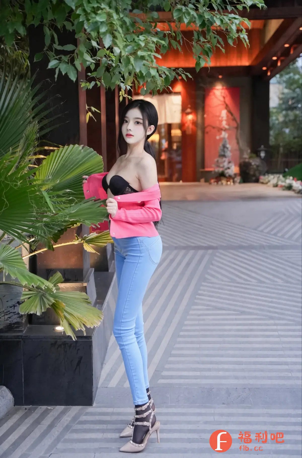 这位小姐姐真是太会穿了!她身穿一件性感的黑色蕾丝内衣,外搭一件粉色针织衫,微微滑落的肩头更显诱人。紧身牛仔裤完美勾勒出她修长的双腿,搭配一双精致的高跟鞋,更显优雅气质。站在绿树掩映的背景中,她仿佛一位从画中走出来的仙女,让人忍不住想要靠近。无论是她精致的妆容,还是她那撩人的眼神,都散发着无法抗拒的魅力。这样的穿搭既性感又时尚,完美展现了她迷人的身材和独特的个性,让人过目难忘!