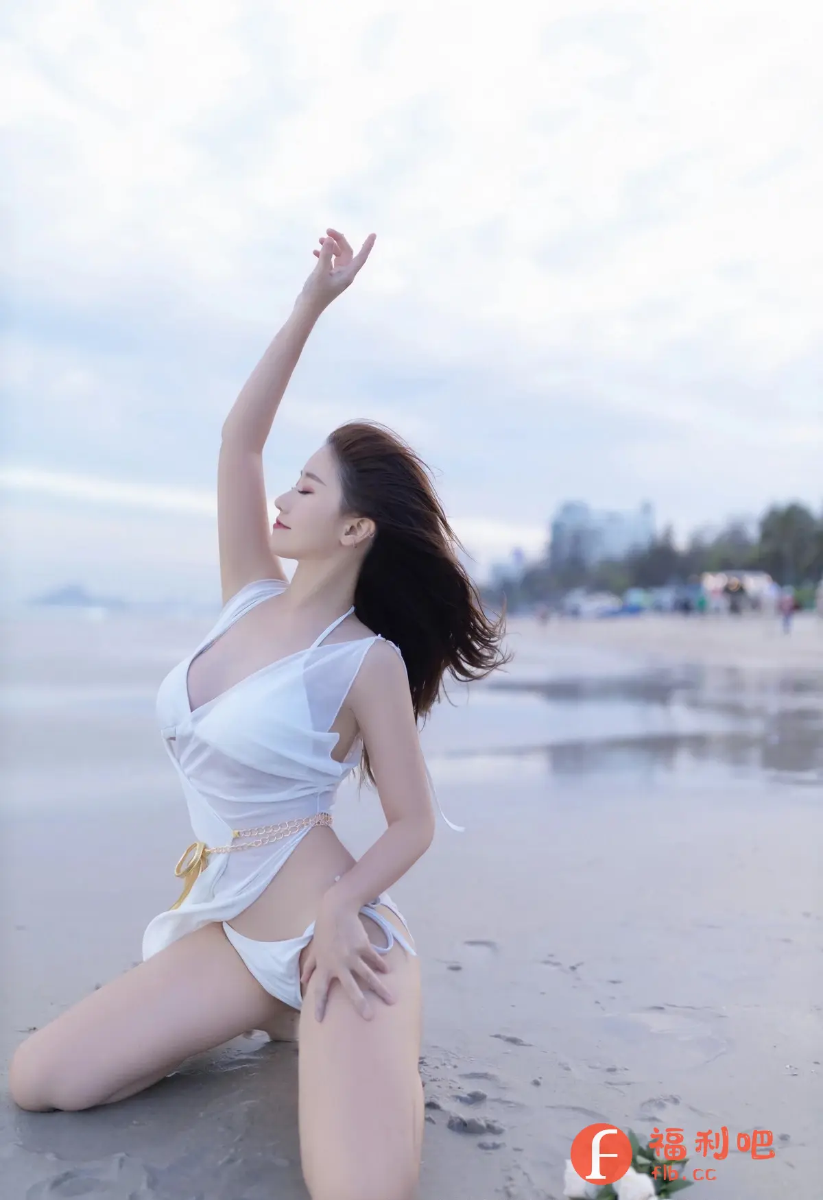 描述:海滩女神驾到!她身穿轻薄的白色连衣裙,湿身诱惑,完美曲线一览无遗。阳光洒在她身上,仿佛镀上了一层金色的光芒,更加凸显她的性感魅力。她跪坐在沙滩上,一只手高举过头顶,姿态优雅而充满活力,仿佛在呼唤着大海的拥抱。连衣裙下若隐若现的比基尼,更增添了一丝神秘感,让人忍不住想一探究竟。海风吹拂着她的秀发,随风飘动,散发出迷人的香气。她的眼神迷离,充满了诱惑,仿佛能勾走人的魂魄。如此性感尤物,谁能抵挡她的魅力?这绝对是一场视觉盛宴,让人血脉喷张,难以忘怀!
识别内容:性感海滩美女写真