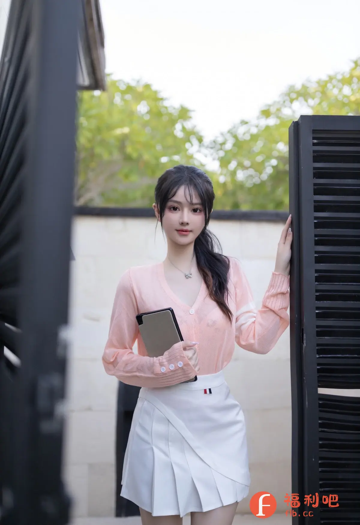 性感美女解锁私房写真!甜美外表下隐藏着火辣身材,一件薄纱粉色针织衫若隐若现,勾勒出傲人曲线,白色短裙更是将修长美腿完美展现。她手持平板电脑,眼神迷离,仿佛在等待着你的消息。倚靠在黑色栅栏旁,更显神秘性感。撩人的姿态,让人忍不住想入非非,想要探索她内心深处的秘密。这样的美人,你心动了吗?快来一睹她的风采吧!