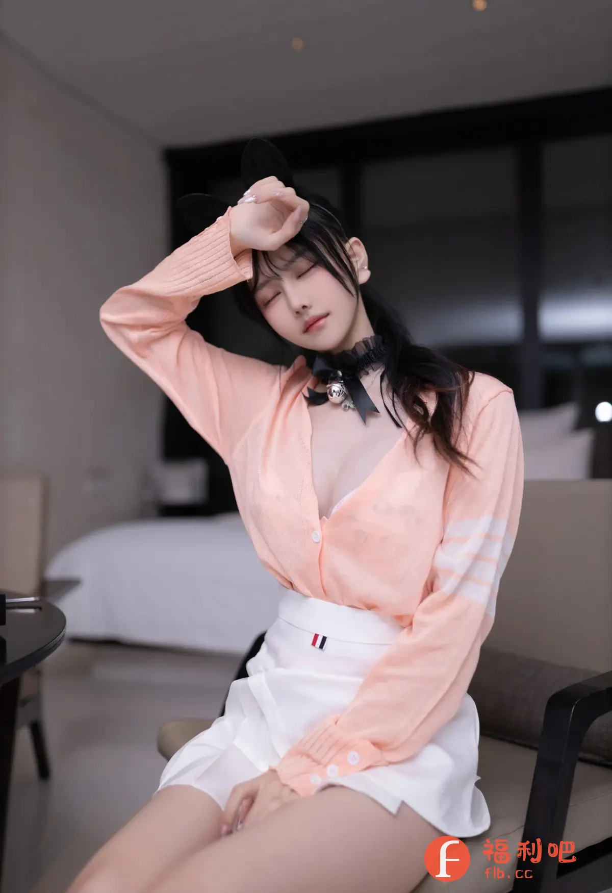 描述:这位美女身穿一件粉色的针织衫,内搭一件白色的内衣,下身搭配一条白色的短裙,看起来非常清新甜美。她头上戴着一对黑色的猫耳朵,增添了一丝俏皮和可爱。她的脖子上戴着一个黑色的颈圈,上面还挂着一个小铃铛,更显性感妩媚。美女闭着眼睛,一手扶额,姿态优雅,表情迷离,让人不禁想知道她在想些什么。整体画面充满了诱惑力,让人心动。
美女私房写真,粉色针织衫,白色短裙,猫耳朵,颈圈,性感,诱惑