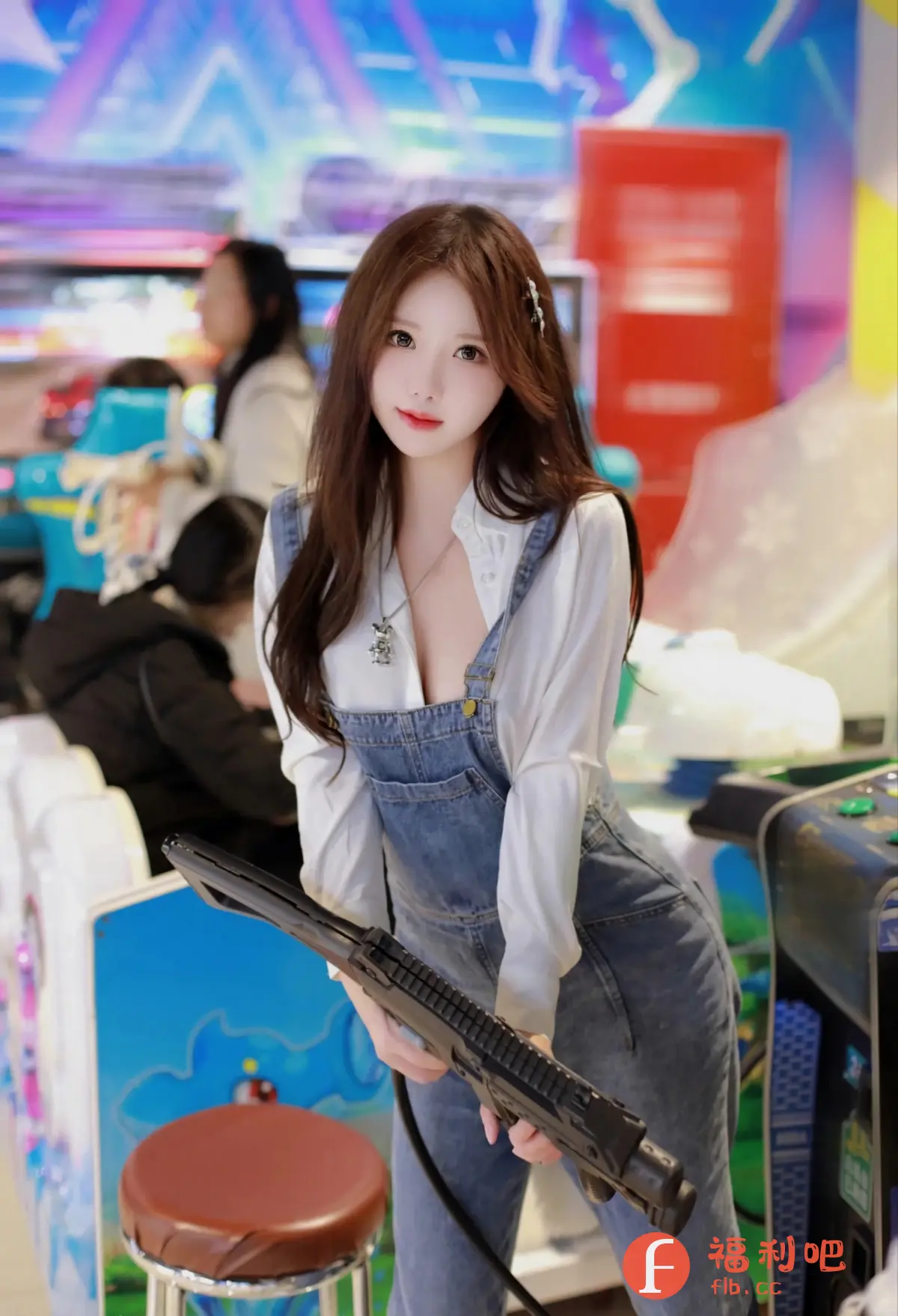 描述：哇哦，这位性感小妞身穿清纯的牛仔吊带裤，搭配一件诱人的白色衬衫，胸前的风景若隐若现，简直让人欲罢不能！她手里拿着一把枪，眼神妩媚，仿佛在邀请你一起进入一个充满刺激和挑战的世界。背景是绚丽多彩的游乐场，更衬托出她的青春活力和无限魅力。想要知道她在玩什么游戏吗？想不想和她一起体验心跳加速的快感呢？快来加入这场充满诱惑和惊喜的冒险吧！
一个穿着牛仔背带裤的美丽女人拿着枪