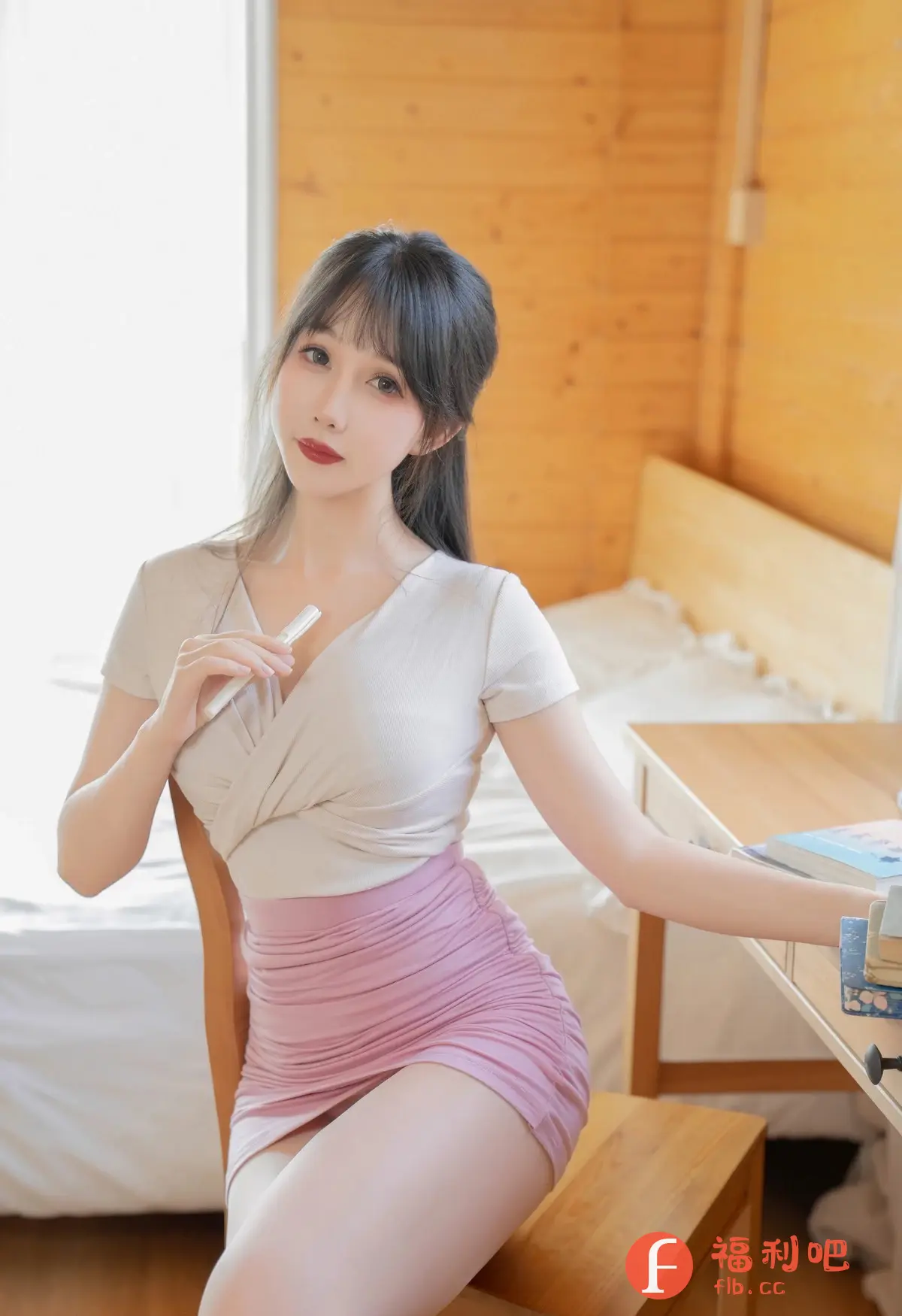 描述:这位迷人的亚洲美女,穿着一套性感又显身材的套装,米色的上衣巧妙地突出了她傲人的曲线,粉色的迷你裙则紧紧包裹着她丰满的臀部,勾勒出令人难以抗拒的诱人线条。她坐在木椅上,姿态慵懒而充满诱惑,修长的双腿白皙光滑,散发着青春的活力。她的眼神充满电力,仿佛能瞬间击中你的内心,红唇微启,似乎在邀请你一起探索未知的秘密。背景的木质墙壁和柔和的光线,更增添了一丝温馨的氛围,让人忍不住想靠近她,感受她散发的迷人魅力。她手中拿着一支笔,似乎在思考着什么,但无论是她的外貌还是姿态,都充满了无法抗拒的诱惑力。
识别内容:一位穿着紧身衣的美丽亚洲女性坐在椅子上。
