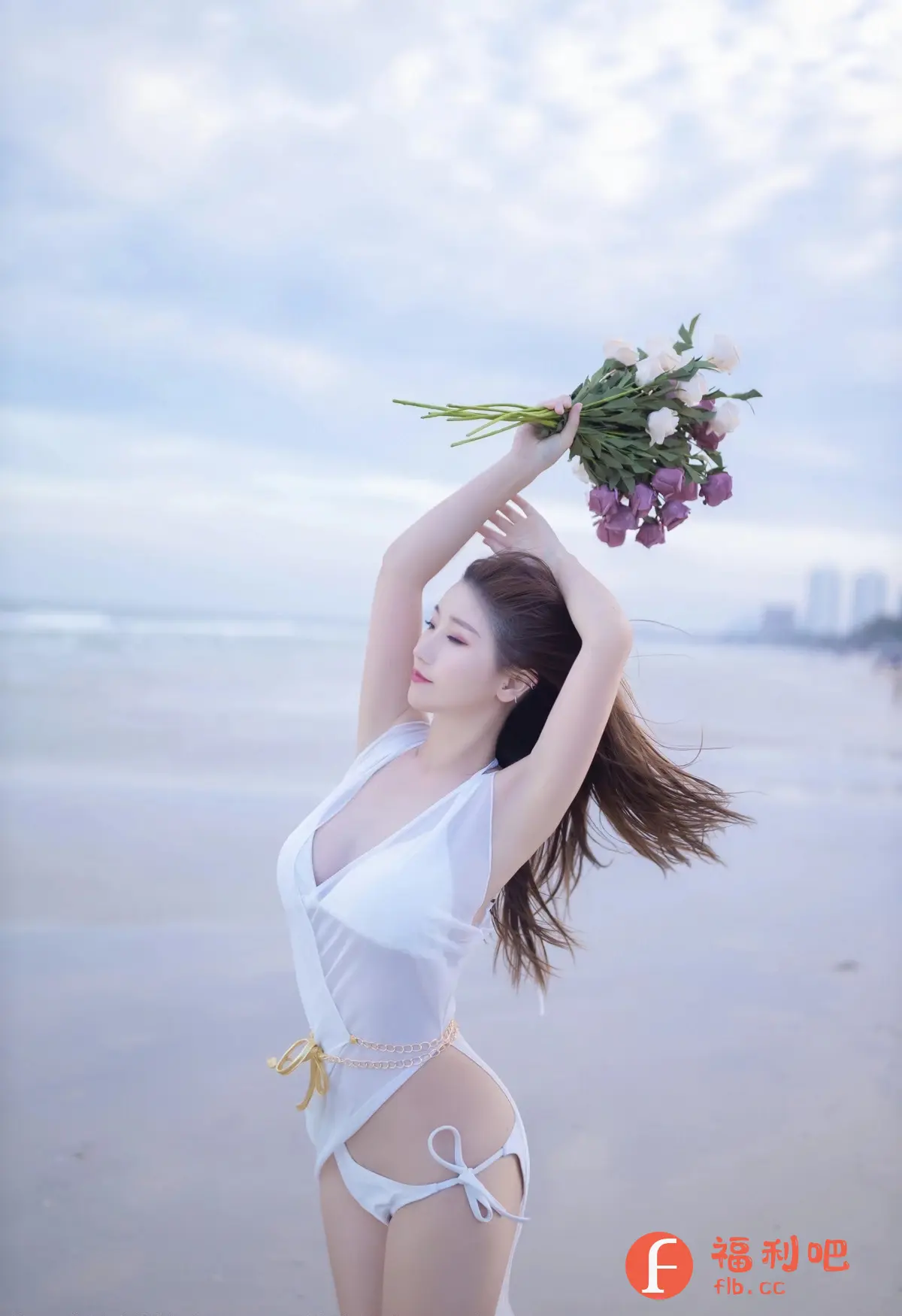 描述:释放你的夏日激情!这位迷人的亚洲美女在海滩上尽情享受,身穿一套撩人的白色泳衣,完美地勾勒出她性感的身材曲线。透明的薄纱外罩更添一丝神秘和诱惑,若隐若现地展现着她的迷人魅力。她高举着一束鲜花,仿佛在庆祝这美好的时刻,散发出青春的活力和无法抗拒的吸引力。蓬松的秀发在海风中飘扬,更显她的性感和妩媚。这不仅仅是一张照片,更是一种诱惑的邀请,让你沉浸在这无尽的夏日激情中,感受那份令人心跳加速的美丽。
识别内容:a woman in a white bathing suit holding flowers on a beach