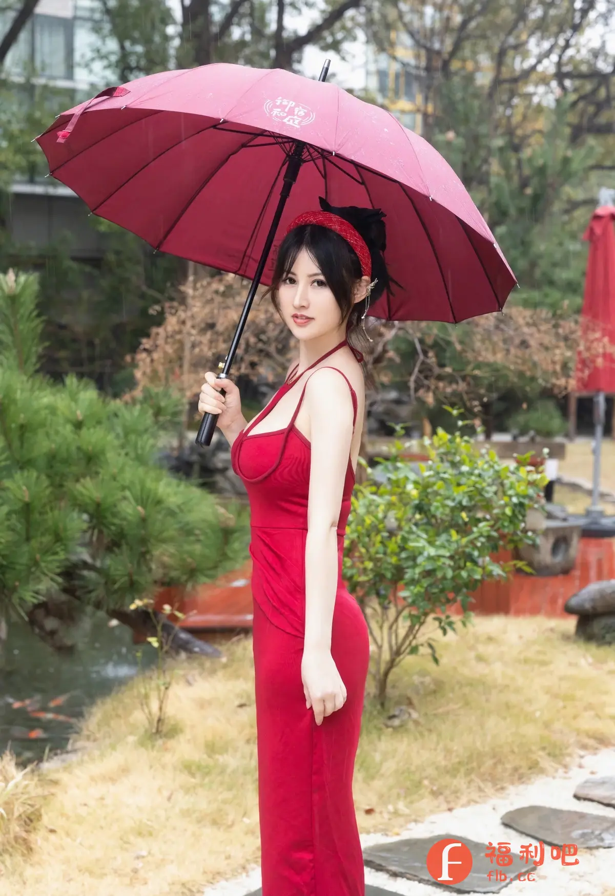 描述:雨中红裙,娇艳欲滴,性感女神撑伞漫步,湿身诱惑尽显曼妙曲线。红色的紧身连衣裙勾勒出她完美的S型身材,胸前的饱满呼之欲出,纤细的腰肢不堪一握,修长的美腿在裙摆下若隐若现。她手持一把红色的雨伞,更衬托出她肌肤的白皙娇嫩。微风拂过,发丝轻扬,眼神迷离,仿佛在诉说着无尽的诱惑。如此美人,让人忍不住想要靠近,一亲芳泽。这绝美的画面,让人心跳加速,欲罢不能。
一位身穿红色连衣裙,撑着红色雨伞的性感美女
