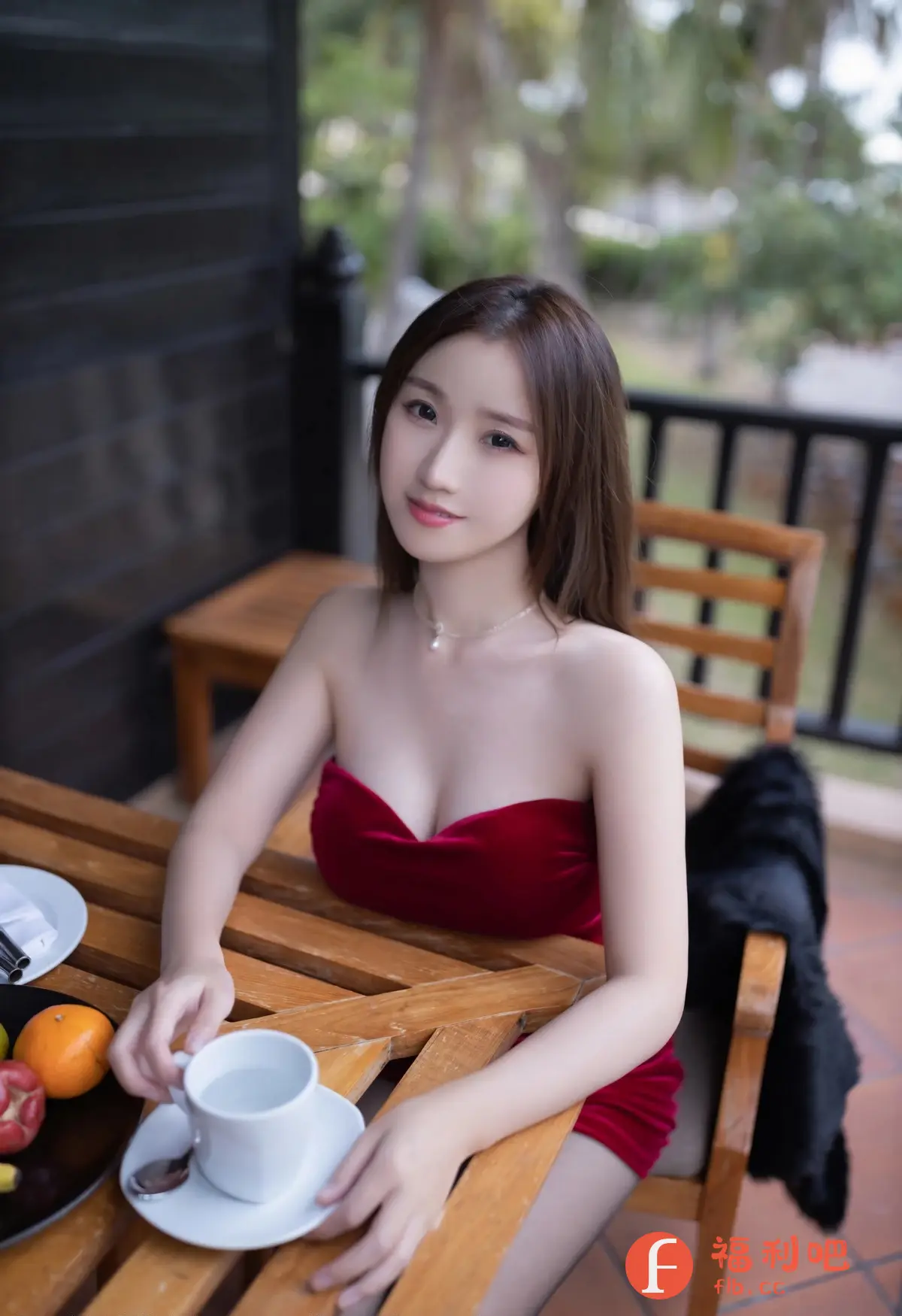 描述:一位美丽的亚洲女性身着迷人的红色无肩带连衣裙,展现着她优雅的身姿和诱人的曲线。她坐在木制餐桌旁,桌上摆放着精美的餐具和新鲜的水果,仿佛在享受着一个宁静而美好的早晨。她微微一笑,眼神中流露出自信和魅力,让人不禁为之倾倒。她修长的脖颈上佩戴着一条精致的项链,更增添了几分性感和妩媚。整个画面充满了浪漫和诱惑的气息,让人心驰神往。想知道更多关于这位迷人女性的故事吗?或者想要了解更多关于她的性感秘密吗?那就请继续关注,让我们一起探索她的美丽世界!
识别内容:一位身穿红色无肩带连衣裙的亚洲女性坐在餐桌旁,展现出性感和妩媚的气息。