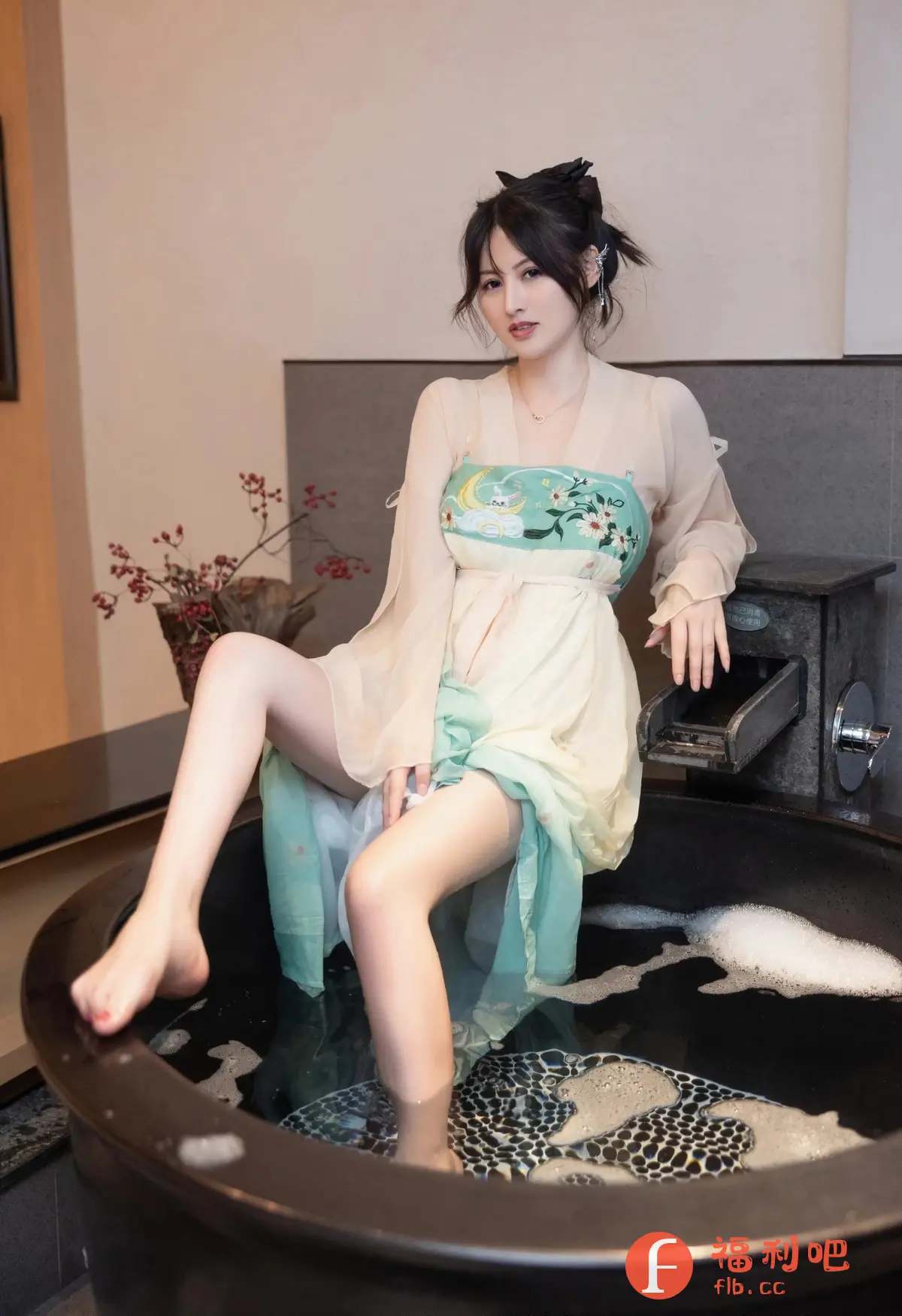 描述:诱惑的画面,一位身穿轻薄汉服的美女坐在浴缸边,修长的玉腿浸泡在水中,白皙的肌肤在水汽的氤氲下显得格外诱人。她的眼神妩媚动人,仿佛在邀请你一同加入这场私密的沐浴。水面上漂浮着细腻的泡沫,更增添了几分暧昧的气氛。她微微敞开的衣襟,隐约露出迷人的曲线,让人忍不住想要靠近,探索她身上更多的秘密。这样一位性感尤物,在氤氲的水汽中,展现着她独特的魅力,让你心跳加速,欲罢不能。
