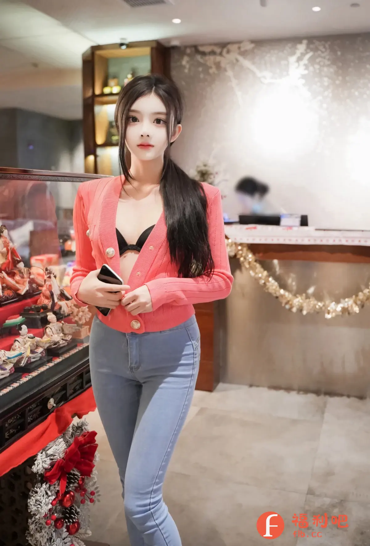 描述:这位身材惹火的美女,身穿珊瑚粉色针织衫,内搭黑色性感内衣,事业线若隐若现,令人遐想。紧身牛仔裤勾勒出她修长迷人的双腿,完美曲线一览无遗。她手持手机,眼神妩媚,仿佛在等待你的来电。背景装饰着精致的摆件和闪耀的灯光,更衬托出她的优雅与性感。她就像一颗诱人的糖果,散发着甜蜜的气息,让人忍不住想要靠近。你想不想知道她接下来会做什么呢?或许,她正在等待着与你共度一个浪漫的夜晚。别犹豫了,快来揭开她神秘的面纱,感受她带来的激情与诱惑吧!
识别内容:一位穿着性感的美女站在室内,身穿粉色针织衫和紧身牛仔裤。