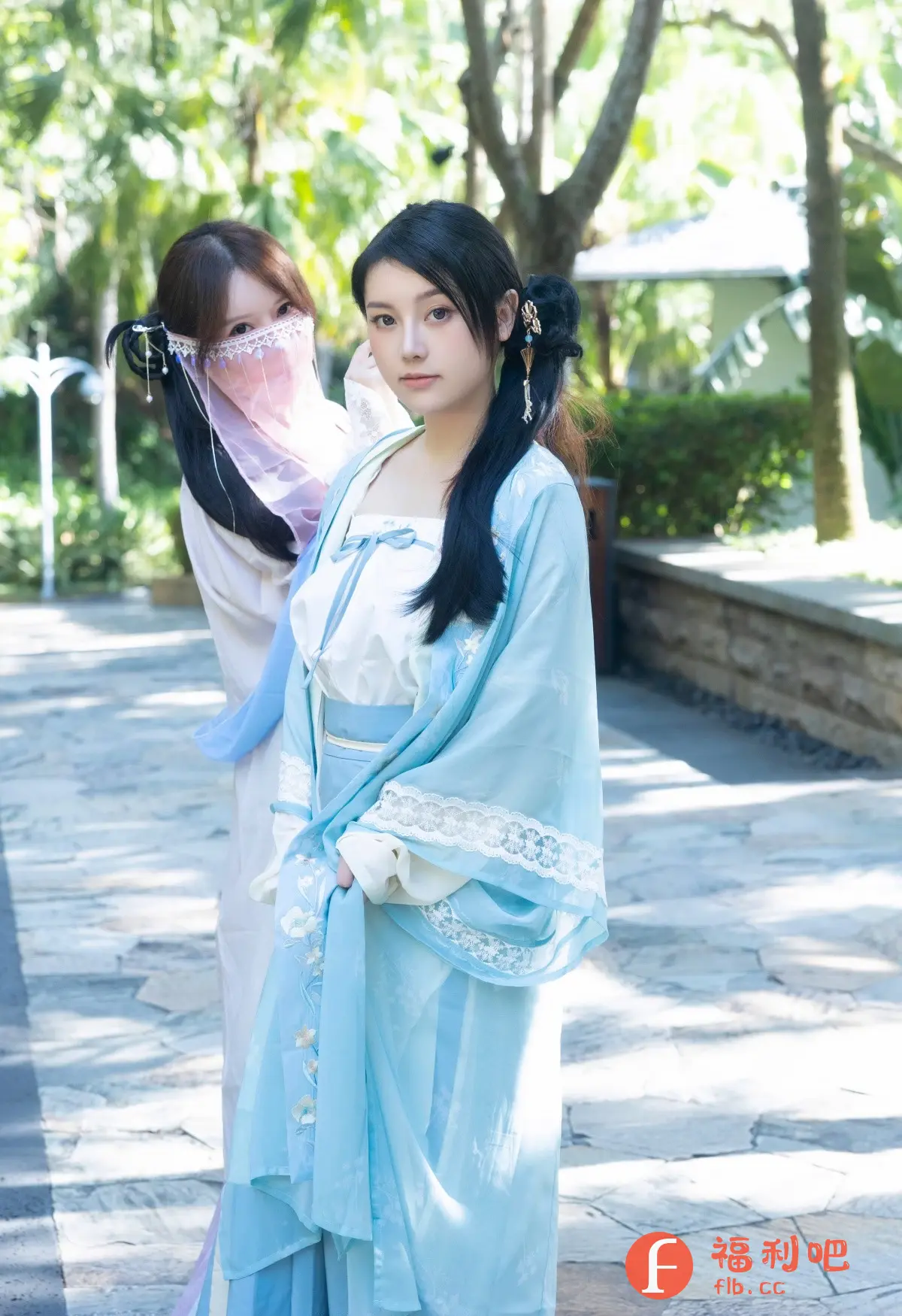 描述:照片中,两位年轻女性身着中国传统服装汉服,站在一个户外场景中。其中一位女性身穿浅蓝色汉服,内搭白色上衣,领口系着蓝色丝带,外披一件同色系的薄纱外衣,袖口带有白色蕾丝边。她的头发乌黑亮丽,一部分束在脑后,垂在肩上,发间别着精致的发饰,另一部分自然垂在身前。她表情严肃地看着镜头。另一位女性则身穿浅色汉服,戴着半透明的面纱,遮住半张脸,只露出眼睛。她的头发是棕色的,头饰也显得较为素雅。背景是绿树和石板路,营造出一种古风的氛围。整体色调柔和,给人一种清新淡雅的感觉。
识别内容:两个年轻女性,汉服,户外场景,传统服装,发饰,面纱,绿树,石板路,古风。
