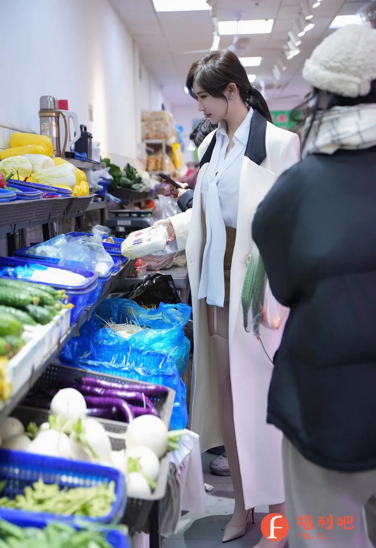 身穿性感内衣外搭白色外套的美女在菜市场挑选食材,她细长的美腿在米色丝袜的包裹下更显诱人。高跟鞋衬托出她完美的身材曲线,吸引着周围人的目光。她认真挑选蔬菜的样子,仿佛在为心爱的人准备一顿浪漫晚餐。她那不经意间流露出的妩媚,让人忍不住想入非非,期待着与她共度一个充满激情与美味的夜晚。