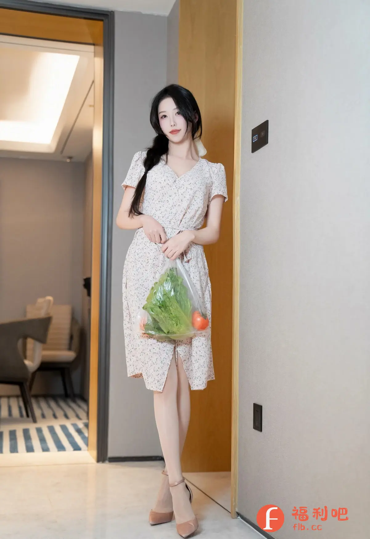 描述:这位甜美可人的亚洲美女,清新田园风的碎花裙下,包裹着诱人的身材。她修长的双腿,在肉色丝袜的衬托下,显得更加性感迷人。高跟鞋更是增添了几分成熟韵味,仿佛在邀请你一起探索那充满魅力的秘密花园。手中提着的蔬菜,不经意间透露出居家的一面,让人忍不住想要靠近,感受那份温柔与贤淑。她微微一笑,眼神中带着一丝诱惑,仿佛在说:“今晚,要不要来我家,一起做晚餐?”这样的诱惑,谁能抵挡?
识别内容:A woman in a floral dress holding a bag of vegetables.