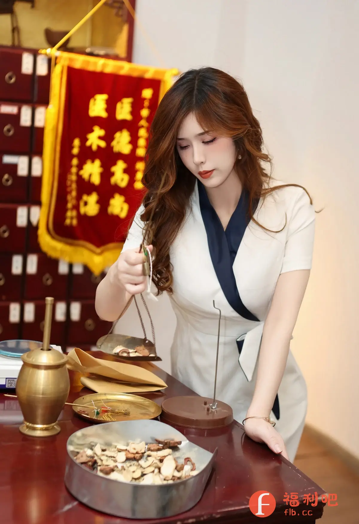 描述:这位亚洲美女正在展示传统医药的魅力,她的优雅气质和精致妆容,配合着古典的配药工具,散发着一种神秘而诱人的吸引力。她身穿的白色旗袍,勾勒出完美的曲线,深蓝色的领口设计更显成熟韵味。她的眼神专注,仿佛在调制着某种神秘的药方,让人不禁好奇她纤细的手指间,会诞生出怎样的奇迹。背景中的药柜和红色旗帜,增添了浓厚的文化氛围。这不仅仅是一张展示传统医药的照片,更是一幅充满东方风情的性感画卷,让人想要探索更多关于她的故事。
识别内容:一位亚洲美女正在展示传统医药的魅力,她的优雅气质和精致妆容,配合着古典的配药工具,散发着一种神秘而诱人的吸引力。