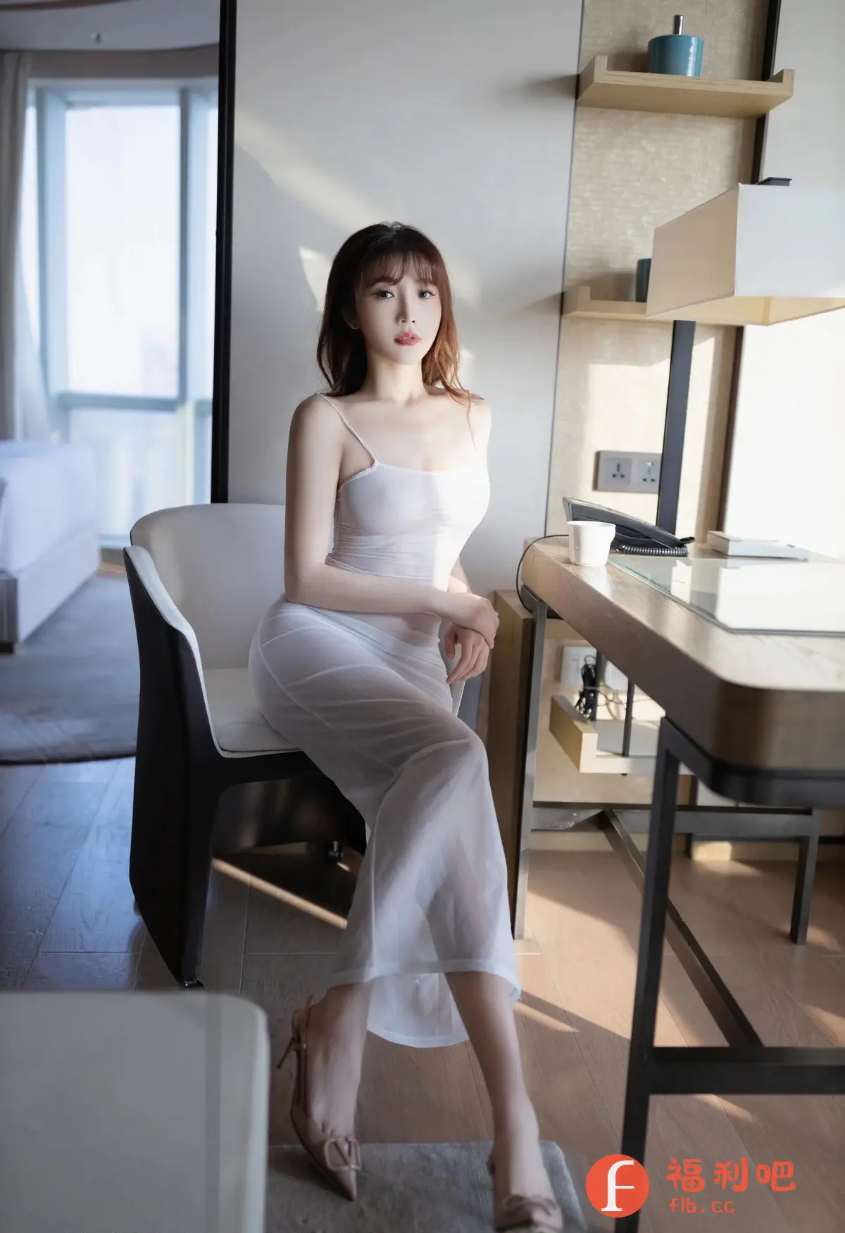 描述:这位性感佳人身穿一件轻薄如蝉翼的白色长裙,若隐若现地展现着她曼妙的身姿,仿佛一位从云端降临的仙女。她那精致的锁骨和修长的玉颈在裙子的映衬下更显诱人,让人忍不住想要靠近。一头柔顺的秀发随意地披散在肩上,散发着迷人的光泽。她优雅地坐在椅子上,举手投足间都流露出高贵的气质。她的眼神充满了魅惑,仿佛能够穿透人心,让人沉醉其中。纤细的双手轻轻地放在腿上,更显柔美动人。一双裸色的高跟鞋,更是将她修长的美腿完美地展现出来,令人血脉贲张。她就像一杯醇厚的红酒,让人想要细细品味,感受那份独特的性感和诱惑。
一个穿着透明连衣裙的性感女性坐在椅子上