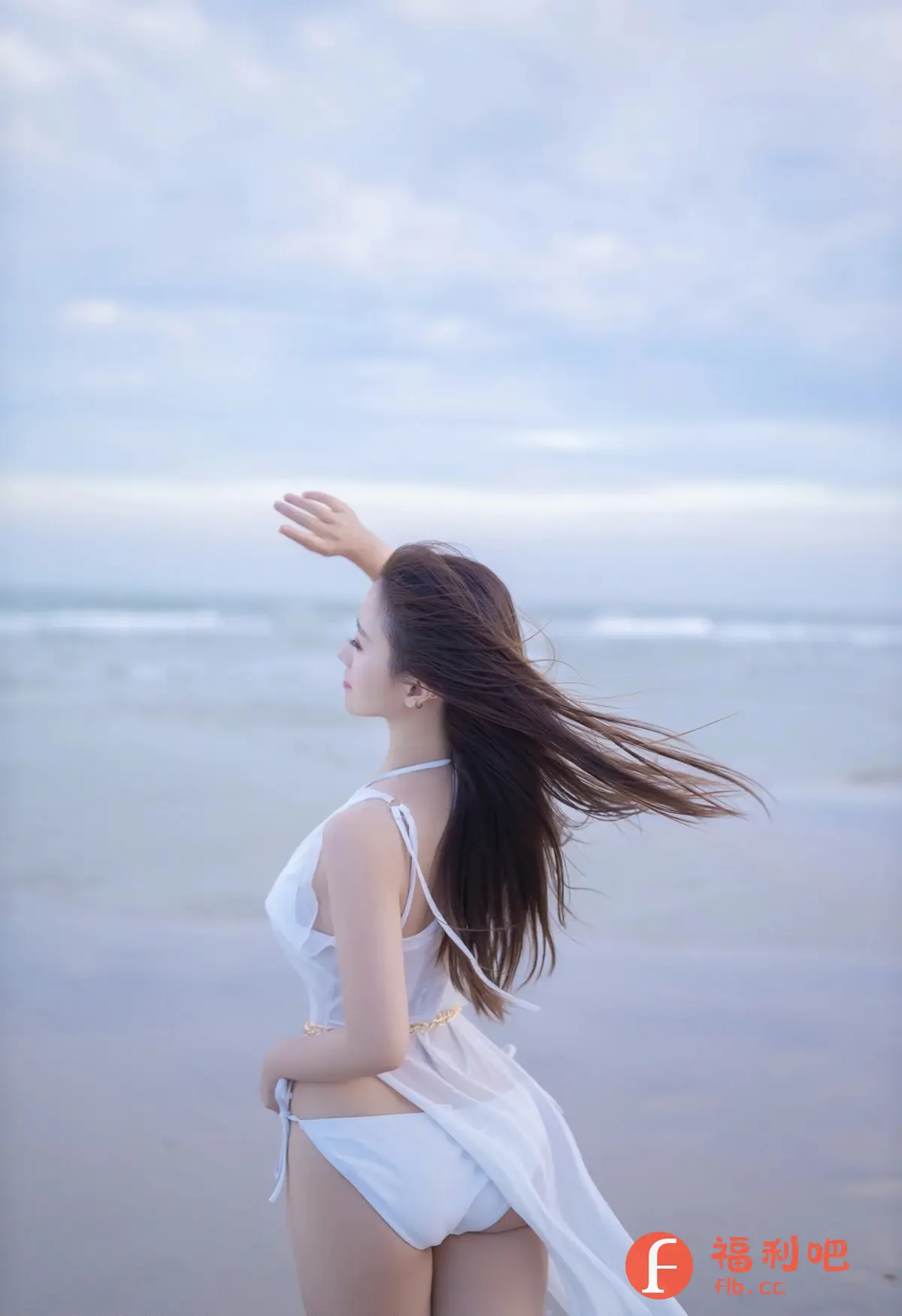 描述:这个性感的美女站在沙滩上,身穿白色比基尼,外搭一件薄纱长裙,若隐若现地展现着她火辣的身材。海风吹拂着她的长发,飘逸而动感,更增添了几分妩媚。她抬起手臂,似乎在遮挡阳光,又像是向远方招手,姿态优雅迷人。蔚蓝的海水和天空映衬着她白皙的肌肤,构成一幅唯美的画面。她的眼神中带着一丝神秘,让人忍不住想要靠近她,探索她内心的世界。这充满诱惑的场景,简直让人心动不已!
识别内容:A woman in a bikini and sheer dress on a beach