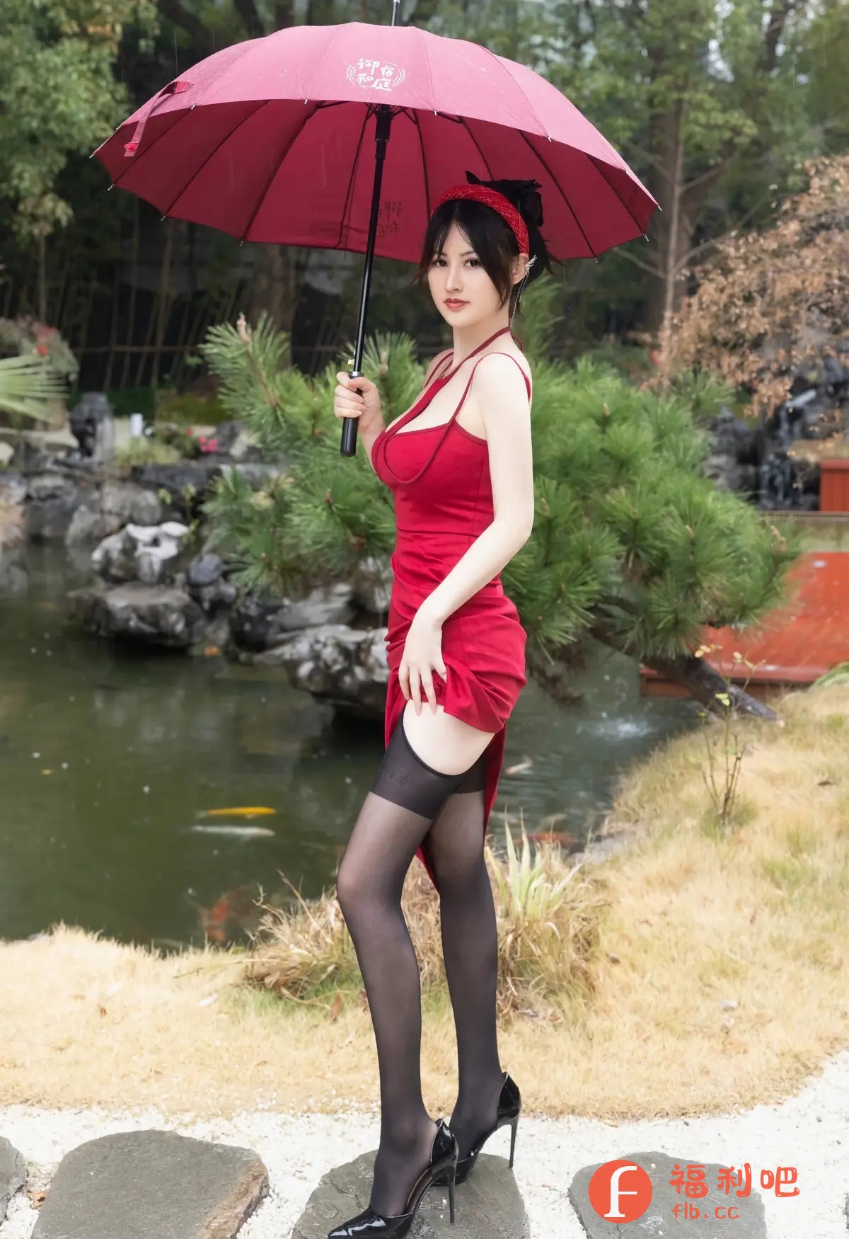 描述:娇艳欲滴的美人,撑着一把红伞,宛如雨中精灵般迷人。一袭火红色的连衣裙,紧致地包裹着她曼妙的身姿,高开叉的设计,大胆地展露出她修长笔直的双腿,诱人的黑丝更添神秘与性感。她微微撩起裙摆,似邀请,似挑逗,让人不禁想入非非。那双精致的高跟鞋,仿佛是她优雅的象征,每一步都散发着令人心动的魅力。她站在小池塘边,池水倒映着她妩媚的身影,鱼儿在她脚下嬉戏,仿佛也被她的美貌所倾倒。她那勾人心魄的眼神,仿佛在诉说着无尽的诱惑,让人无法抗拒。这不仅仅是一张照片,更是一场视觉盛宴,一次心跳加速的体验。