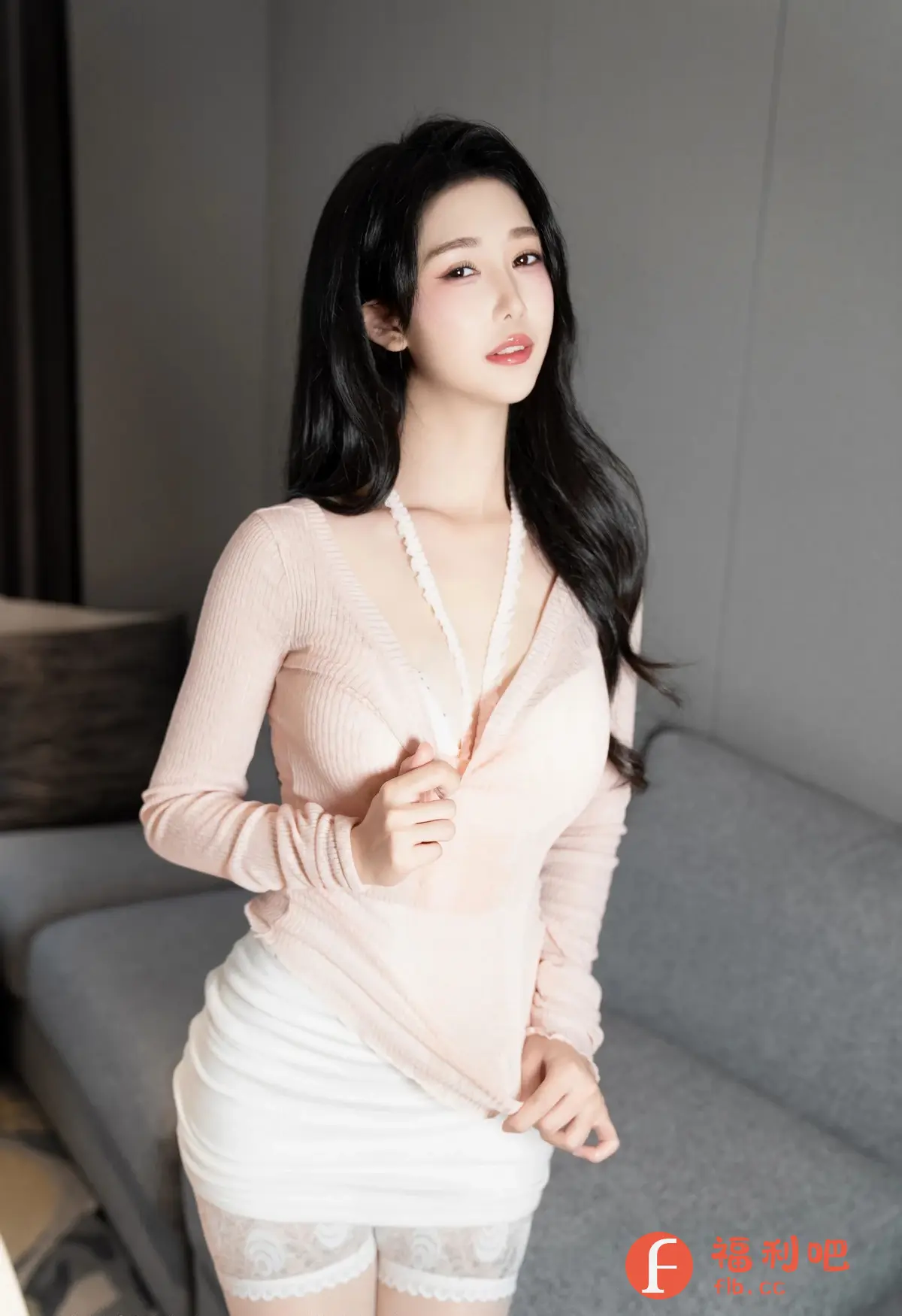 描述:这位性感美女身穿一件粉色V领针织衫,若隐若现地露出精致的锁骨和迷人的事业线,让人忍不住想一探究竟。白色的短裙紧紧包裹着她丰满的翘臀,勾勒出完美的S形曲线,搭配蕾丝花边的白色丝袜,更显诱惑妩媚。她那水汪汪的大眼睛,仿佛会说话一般,充满了挑逗和诱惑,让人心跳加速。她微微敞开的衣襟,似乎在邀请着你更进一步,释放出无限的性感魅力。整体造型性感而不失优雅,让人过目难忘,忍不住想和她一起度过一个浪漫的夜晚。
性感美女身穿粉色V领针织衫,白色短裙搭配蕾丝花边丝袜,释放诱惑魅力