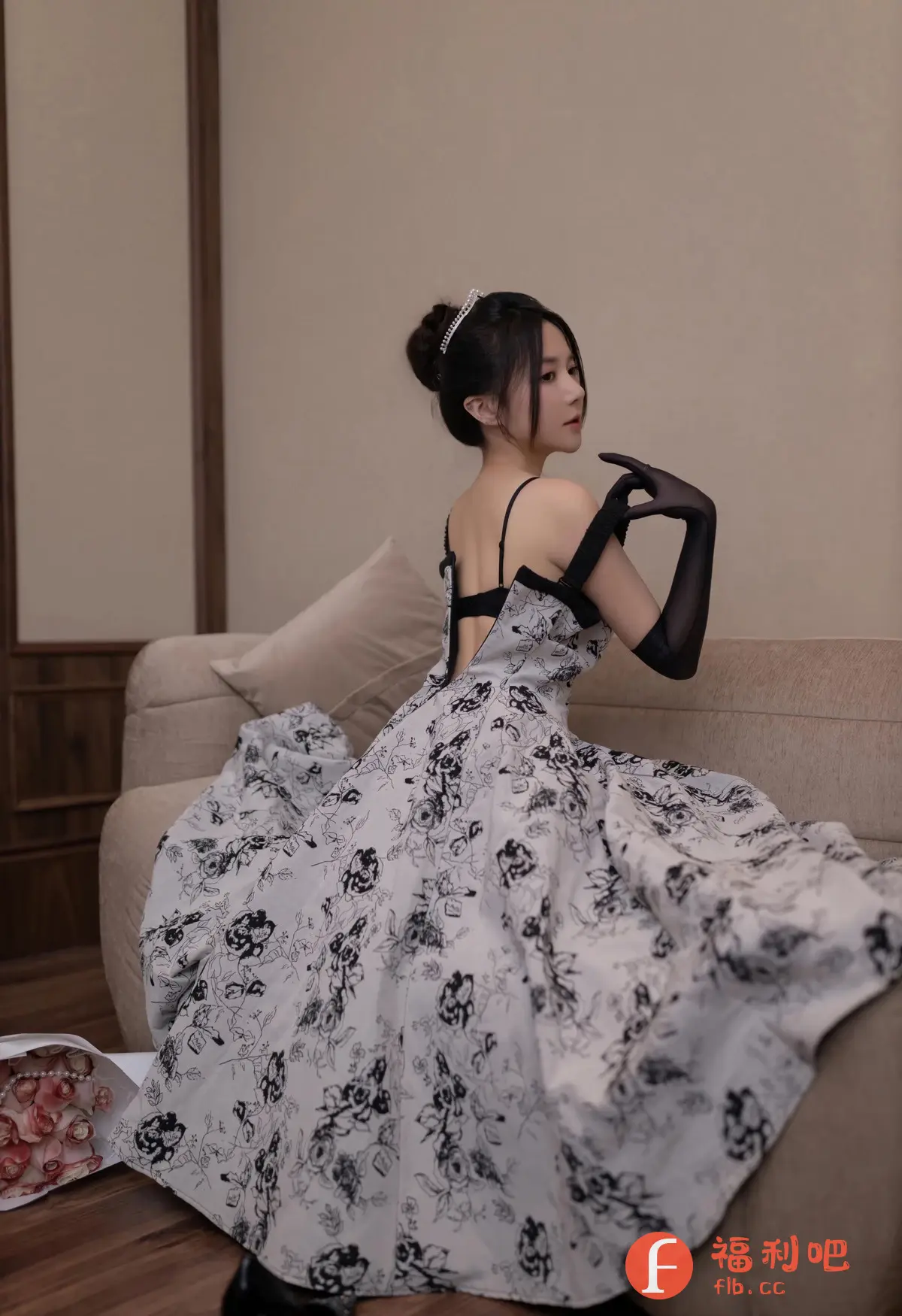 描述:她娇嫩的肩头在礼服的映衬下更加诱人,性感的锁骨若隐若现,仿佛在邀请人一探究竟。那纤细的手臂,被丝绒手套包裹,更显神秘高贵。裙摆上的花朵,也仿佛在她身体上绽放,勾勒出完美的曲线。她轻轻回眸,眼神中带着一丝挑逗,让人忍不住想要靠近。那精致的妆容,更增添了几分妩媚。她的坐姿慵懒而优雅,仿佛一只等待被宠爱的猫咪。这样一位性感尤物,无疑是所有男人的梦中情人。那裙子的设计大胆而奔放,露出大片的背部肌肤,让人血脉喷张。她一定是派对上最耀眼的那颗星,让所有人都为之倾倒。这诱人的姿态,简直让人无法抗拒。
识别内容:一个穿着露背礼服的亚洲女性,戴着皇冠和长手套,坐在沙发上回头看。