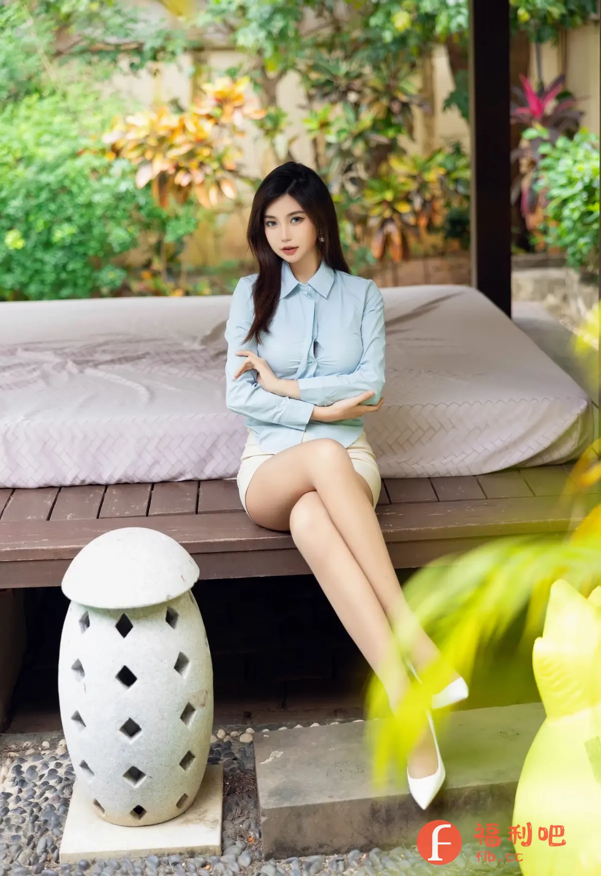 描述:这位亚洲美女散发着难以抗拒的魅力,她穿着一件紧身的浅蓝色衬衫,完美地展现了她迷人的曲线。搭配一条超短裙,露出她修长而诱人的双腿。她优雅地坐在木质长凳上,双腿交叉,白色的高跟鞋更是增添了一丝优雅。她交叉的双臂凸显了她性感的身材,略微敞开的领口暗示着她隐藏的秘密。她的眼神充满诱惑,仿佛在邀请你进入她的内心世界。背景中郁郁葱葱的绿色植物更衬托出她的娇艳动人。她散发着性感和自信,让人无法抗拒地被她吸引。
一位穿着蓝色衬衫和短裙的亚洲美女坐在长凳上,双腿交叉,穿着白色高跟鞋。