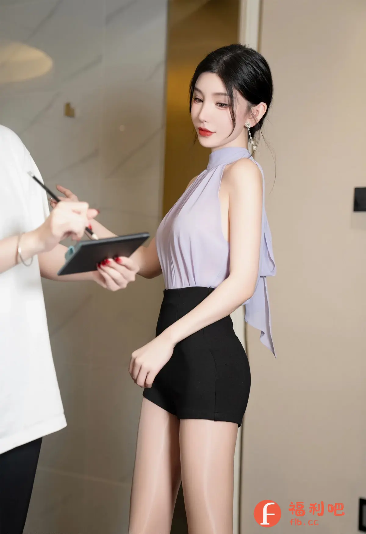描述:眼前这位性感尤物,一袭淡紫色无袖上衣,搭配黑色热裤,将她完美的身材曲线勾勒得淋漓尽致。修长的双腿包裹在薄如蝉翼的丝袜中,散发着诱人的光泽,让人忍不住想要靠近。她优雅地站在那里,专注地看着手中的平板,举手投足间都透露着成熟女性的魅力。精致的妆容,微微上扬的嘴角,无不散发着迷人的气息。她就像一颗闪耀的星星,让人无法移开视线,只想沉醉在她的性感和美丽之中。这样一位集性感、优雅、知性于一身的尤物,简直就是男人们心中的完美女神!