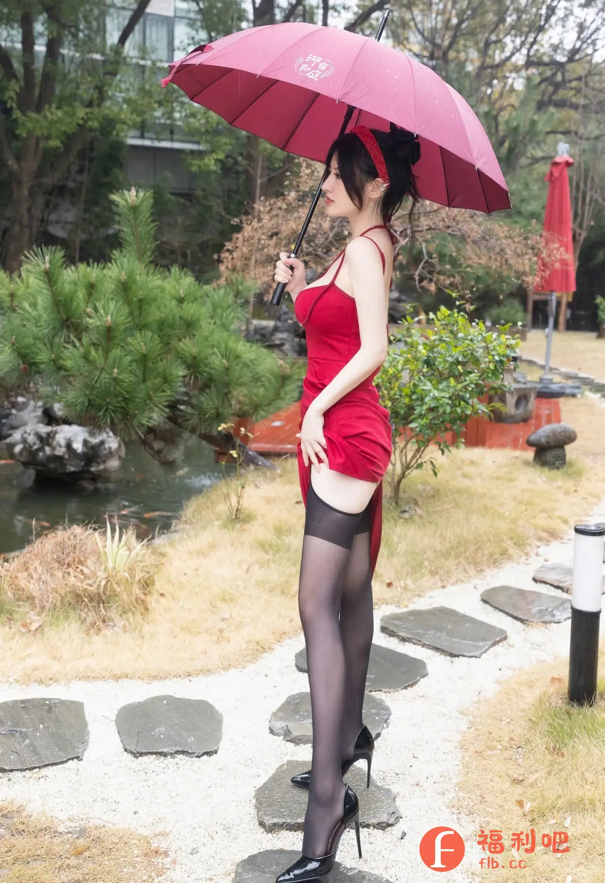 描述:她身着一袭热情的红色连衣裙,仿佛一团火焰在雨中燃烧,纤细的吊带勾勒出完美的肩颈线条,裙摆下的修长美腿包裹着诱惑的黑色丝袜,在湿漉漉的石板路上摇曳生姿。她轻轻撩起裙角,露出若隐若现的肌肤,更添几分神秘与性感。红色的伞面,如同她唇边的微笑,带着一丝挑逗与诱惑,让人忍不住想要靠近,感受她身上的热度。在雨中,她如同一朵盛开的玫瑰,娇艳欲滴,散发着迷人的芬芳。
识别内容:一个身穿红色连衣裙的女人,举着一把红色的伞,在下雨的天气里站在户外。