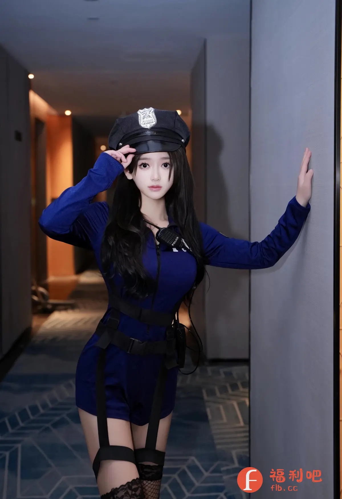 描述:这位迷人的女警正等待着你的“逮捕”!她身穿紧身蓝色制服,完美勾勒出诱人的曲线,搭配黑色警帽和性感吊袜带,散发出致命的吸引力。想象一下,她轻轻抬手敬礼,眼神中充满了挑逗,仿佛在邀请你一起进入一场刺激的游戏。她那纤细的腰肢被黑色腰带紧紧束缚,更显性感妩媚。手中的对讲机似乎在诉说着秘密的指令,而你,就是她今晚的目标。准备好接受她的“审讯”了吗?这场猫鼠游戏,注定充满激情与诱惑,你是否已经迫不及待地想要被她“逮捕”了呢?