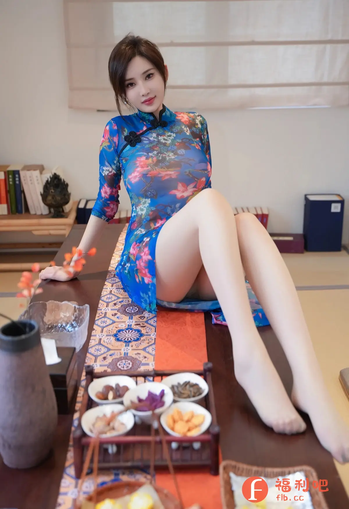 描述:哇哦,眼前这位性感尤物身穿一袭透视旗袍,完美勾勒出她婀娜多姿的身材,让人忍不住想入非非。旗袍上的花朵图案更衬托出她妩媚动人的气质,一颦一笑都散发着迷人的魅力。她优雅地坐在桌子上,修长的美腿尽收眼底,穿着肉色丝袜更显性感诱惑,让人血脉喷张。桌上的茶点摆设精致,仿佛是为她量身定制的下午茶。她的眼神充满着挑逗,仿佛在邀请你与她共度一段美好的时光。如此性感尤物,简直是人间极品,让人无法抗拒她的诱惑。
识别内容:一位身穿透视旗袍的性感女性坐在桌子上,展示其修长的美腿和妩媚动人的气质。
