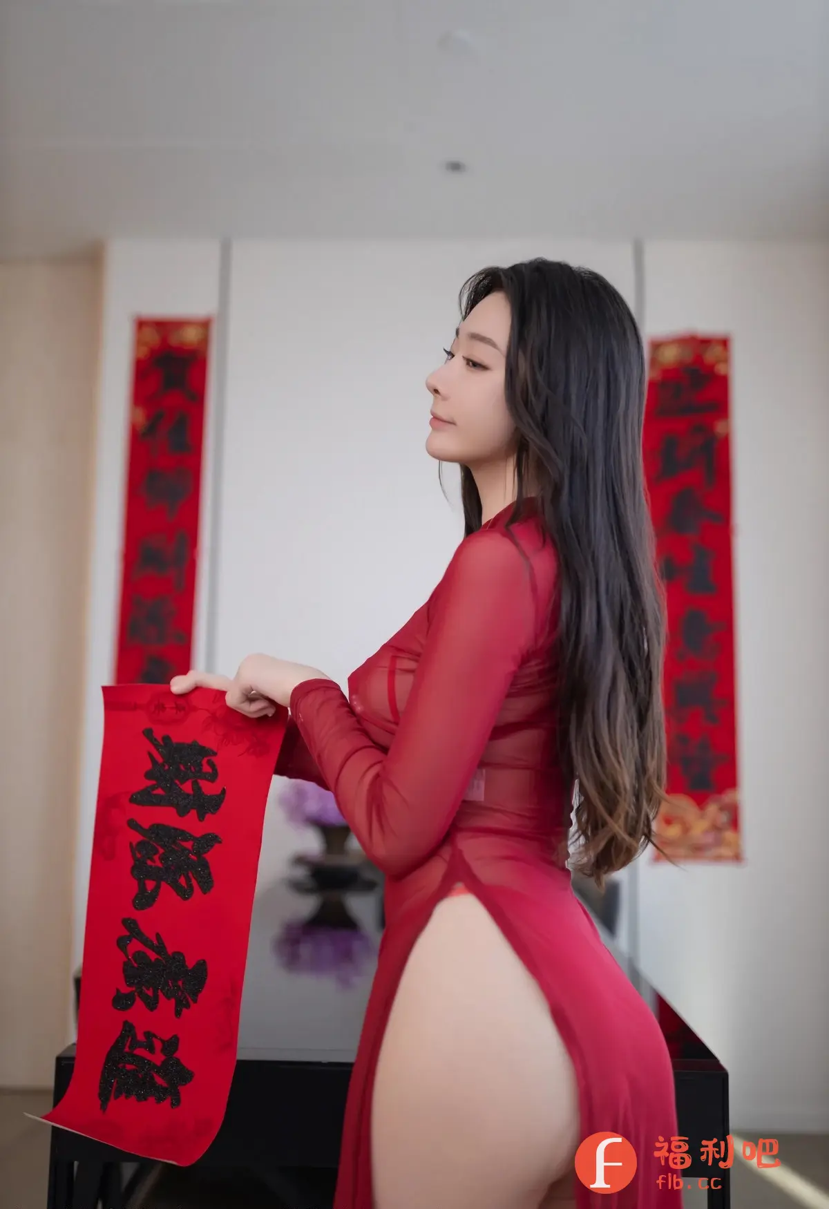 描述:这位美女身穿性感诱惑的红色透明纱裙,若隐若现地露出诱人曲线,让人浮想联翩。高开衩的设计更是将一双修长美腿完美展现,散发出致命的吸引力。她手持红色卷轴,上面写满了神秘的文字,仿佛在诉说着一个古老而又充满诱惑的故事。背景中的红色装饰更增添了一丝节日的气氛,让人感受到浓浓的中国风情。她的眼神充满妩媚,仿佛能勾人心魄,让人忍不住想要靠近,探索她身上更多的秘密。整体画面充满了性感、诱惑和神秘感,让人过目难忘。
识别内容:一位身穿红色透明纱裙的性感美女,手持红色卷轴,背景为中国风装饰。