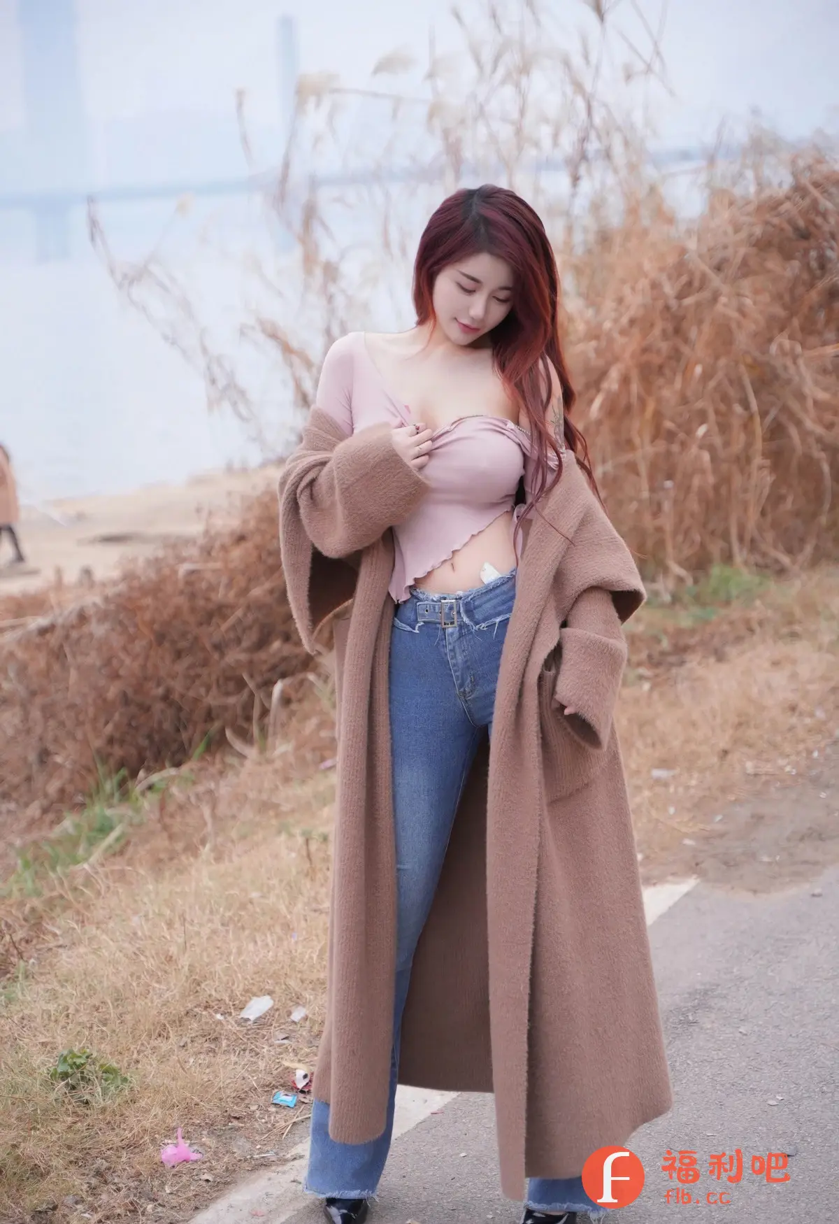 描述:红发美女在户外撩动心弦!她身穿一件低胸的粉色上衣,完美地勾勒出她傲人的曲线,让人忍不住想入非非。外搭一件宽松的棕色长款毛衣,更显慵懒性感。紧身牛仔裤完美包裹修长的双腿,尽显迷人身材。她微微低头,眼神充满诱惑,仿佛在邀请你一同探索这片诱人的风景。背景的芦苇荡和远处的海景,更增添了一丝浪漫和神秘感。她像一位从画中走出的女神,性感、美丽、充满诱惑,让人无法抗拒她的魅力!你想知道更多关于她的秘密吗? 快来一起探索吧!