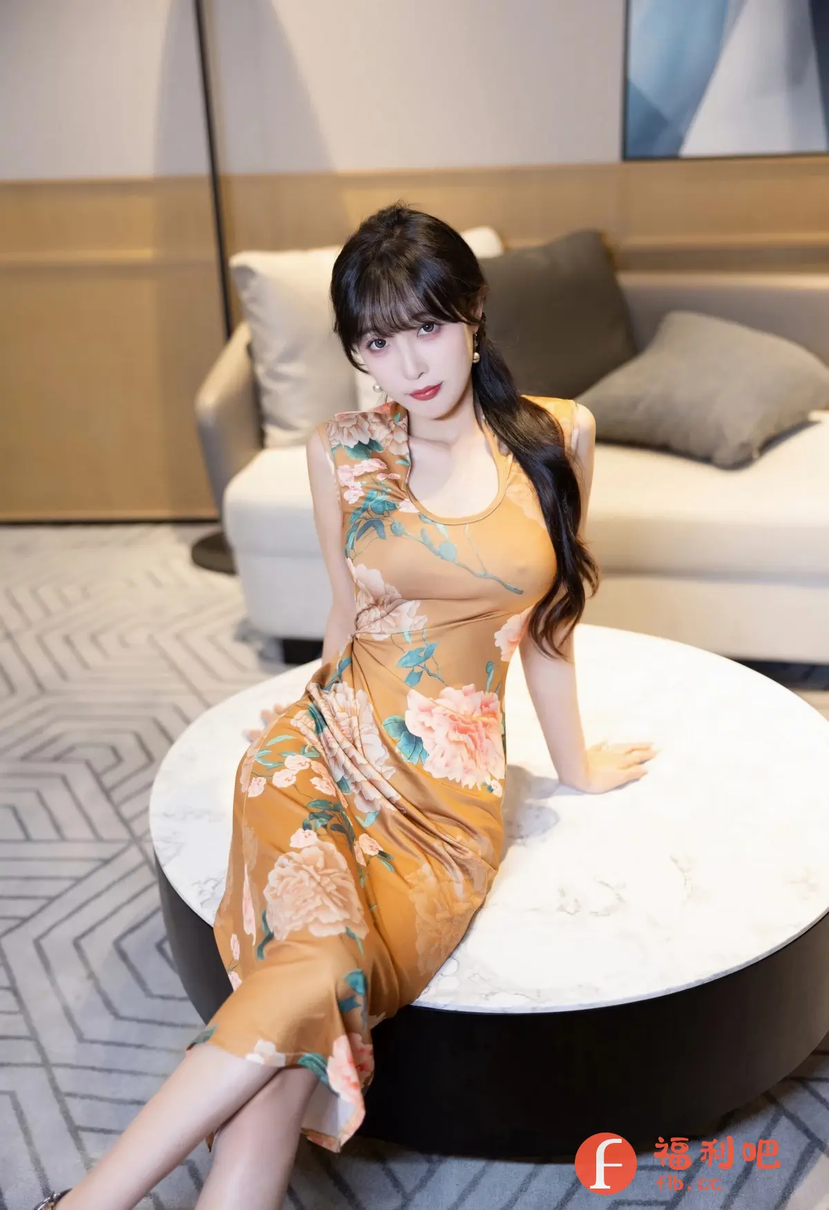 描述:娇嫩欲滴的东方美人,身着一袭诱人的丝滑花裙,娇俏地倚坐在圆桌之上。裙身紧贴着她那玲珑有致的曲线,将曼妙身姿完美勾勒,呼之欲出的饱满呼应着含苞待放的花朵,更显风情万种。那双迷离的眼眸,仿佛能摄人心魄,让人忍不住想要沉溺其中。乌黑亮丽的长发随意披散在肩头,更添一丝妩媚动人的气息。她的红唇微启,仿佛在邀请你一同探索这片充满遐想的私密空间。想象着指尖轻触她那丝滑的肌肤,感受那如绸缎般的触感,令人欲罢不能。空气中弥漫着暧昧的气息,让人心跳加速,情不自禁地想要靠近她,感受她的温柔与热情。