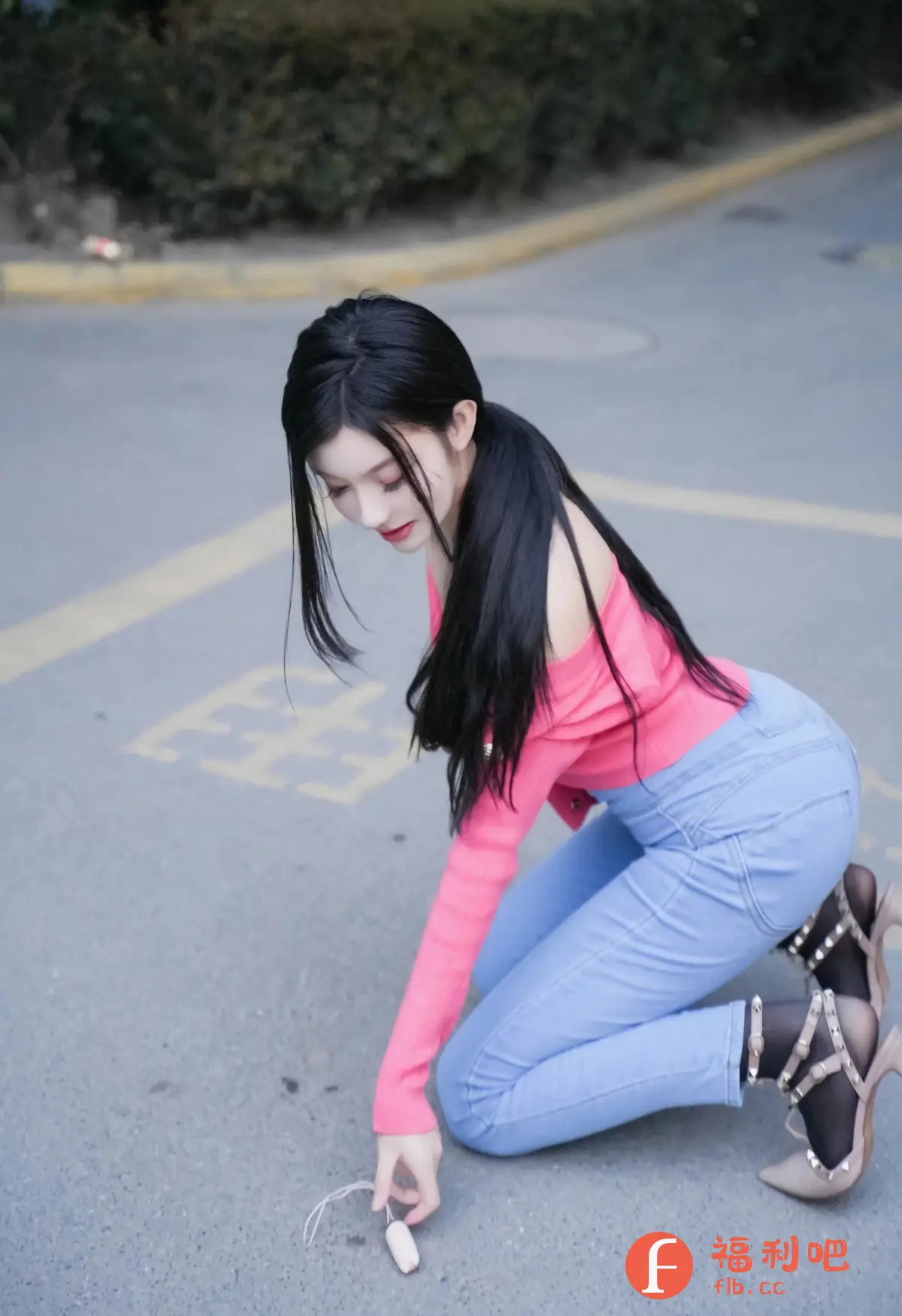 描述:一位性感美丽的年轻女子跪在地上,她修长的手指正轻轻地拾起一个白色的物品,仿佛在玩弄着什么小秘密。她穿着一件紧身的粉色露肩上衣,完美地勾勒出她诱人的曲线,搭配一条浅蓝色牛仔裤,更显青春活力。黑色的丝袜包裹着她纤细的双腿,一双铆钉高跟鞋则增添了几分魅惑。她的长发如瀑,顺着肩膀倾泻而下,遮掩不住她精致的脸庞和微微低垂的眼眸,仿佛在诉说着一个神秘的故事。整个画面充满了挑逗的氛围,让人忍不住想要靠近,一探究竟。她的每一个细节都散发着迷人的气息,让人心跳加速,难以自持。
识别内容:一位跪着的年轻女子,穿着粉色上衣和蓝色牛仔裤,正在拾起一个白色物品。