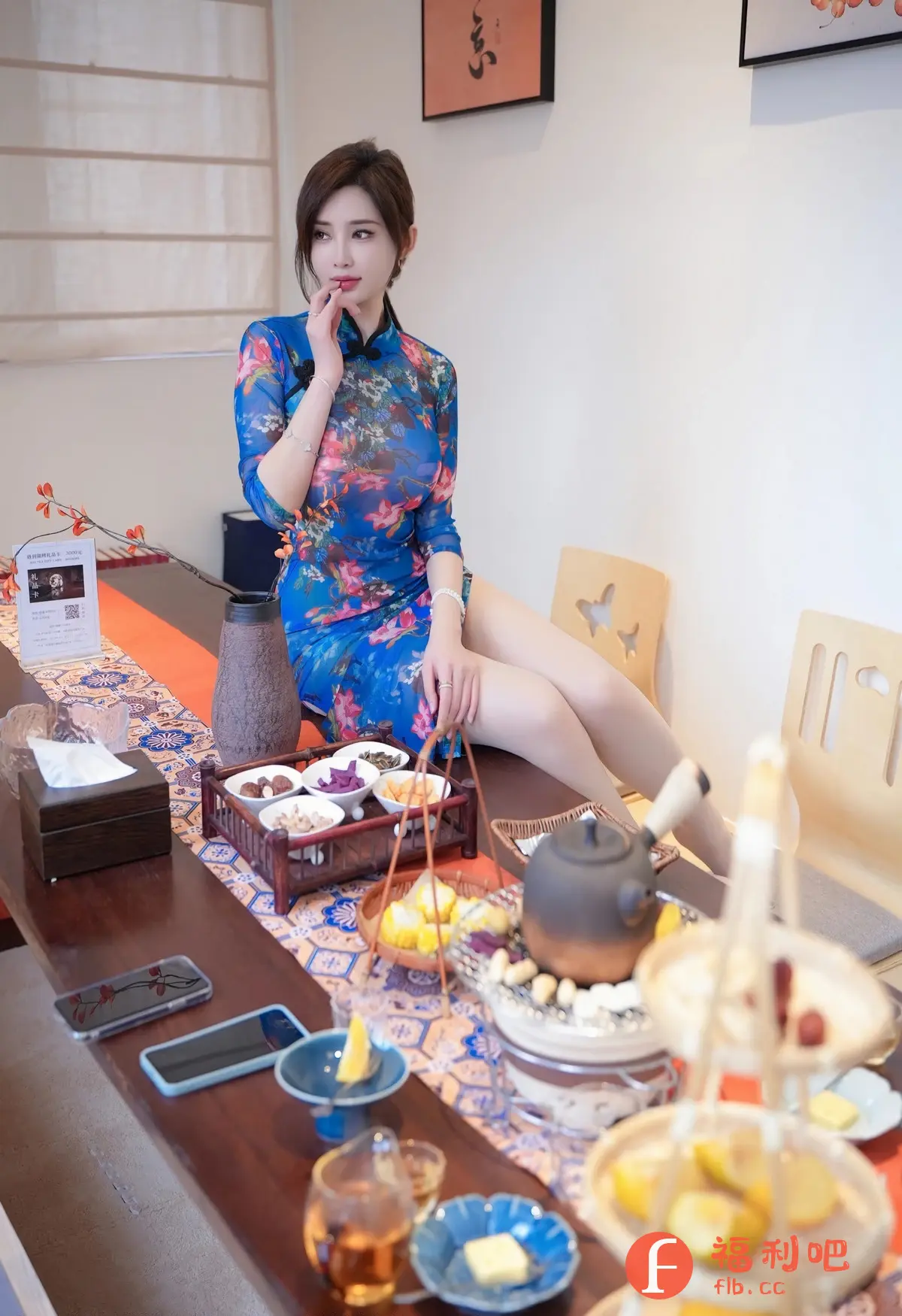 描述:娇艳欲滴的东方美人,身着一袭透视旗袍,若隐若现地展现着她的曼妙曲线。轻纱薄缕下,仿佛能感受到她肌肤的细腻和柔软。她斜倚在长桌之上,白皙的双腿交叠,散发着慵懒而迷人的气息。桌上摆满了精致的点心和茶具,仿佛在等待着与你一同品味这美好的时光。她指尖轻触红唇,眼神中带着一丝妩媚和挑逗,仿佛在邀请你一同进入她的秘密花园。她的每一个动作都充满了诱惑,让人忍不住想要靠近她,探索她身上的每一个秘密。这不仅仅是一幅美人图,更是一场视觉盛宴,让人沉醉其中,无法自拔。
一个穿着旗袍的女人坐在桌子上的照片,桌子上摆满了食物和茶具