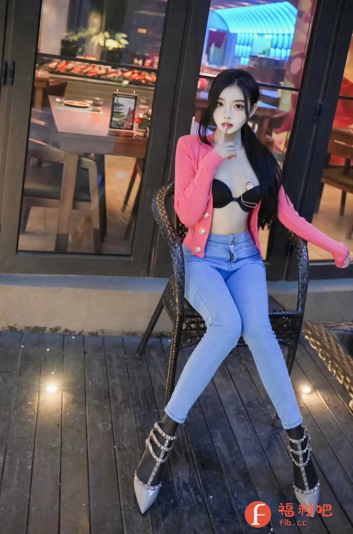 描述:这位迷人的亚洲美女散发着诱人的魅力,她坐在户外藤椅上,展示着大胆的时尚感。她穿着一件粉红色的针织开衫,恰到好处地敞开着,露出诱人的黑色蕾丝文胸。修身的浅蓝色牛仔裤完美地勾勒出她曼妙的身材,而铆钉高跟鞋则增添了一丝前卫的气息。她将一根手指放在娇艳欲滴的红唇上,仿佛在引诱你分享一个秘密,她修长的黑发优雅地披散在肩上,更突显出她精致的五官。背景中餐厅隐约可见,增添了一丝神秘感,仿佛她正享受着一个私密的约会。
识别内容:一位亚洲女性穿着粉红色针织开衫、蕾丝文胸、牛仔裤和铆钉高跟鞋坐在户外藤椅上。