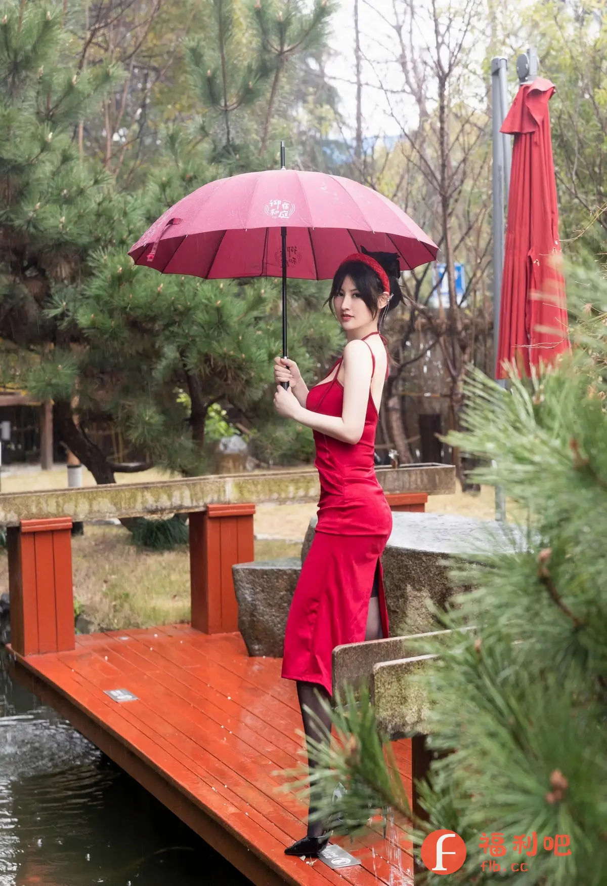 描述:火辣的红色紧身裙包裹着她曼妙的身姿,勾勒出诱人的曲线,侧边的开叉设计隐约露出修长的美腿,黑色的丝袜更增添了一丝神秘和性感。她手持一柄红色的雨伞,娇艳的红与她的红裙相互呼应,更衬托出她白皙的肌肤和精致的五官。眉眼间流露出的妩媚,仿佛在诉说着无尽的诱惑。她站在湿润的木桥上,仿佛雨中的精灵,散发着令人心醉的魅力,让人忍不住想要靠近,一探究竟。这不仅仅是一张照片,更是一场视觉的盛宴,让人沉醉其中,无法自拔。红色的诱惑,湿润的氛围,构成了这幅充满性感和诱惑的画面。
