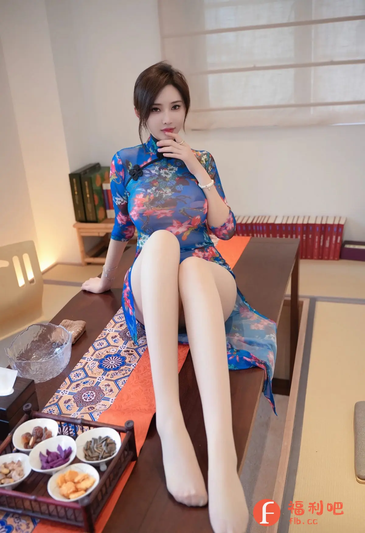 描述:娇嫩欲滴的肌肤在薄纱旗袍下若隐若现,仿佛一碰就会融化。那双修长笔直的玉腿,像是精心雕琢的艺术品,令人遐想连篇。她倚坐在桌边,眼神迷离,红唇微启,仿佛在诉说着一个充满诱惑的故事。精致的锁骨和纤细的手指,无不散发着致命的吸引力。旗袍的开衩处,隐约可见的肌肤,更是撩拨着心弦。她就像一颗熟透的水蜜桃,散发着甜蜜的香气,让人忍不住想要靠近,想要品尝。在这静谧的空间里,她的存在,就是一场极致的诱惑,让人沉醉其中,无法自拔。
识别内容