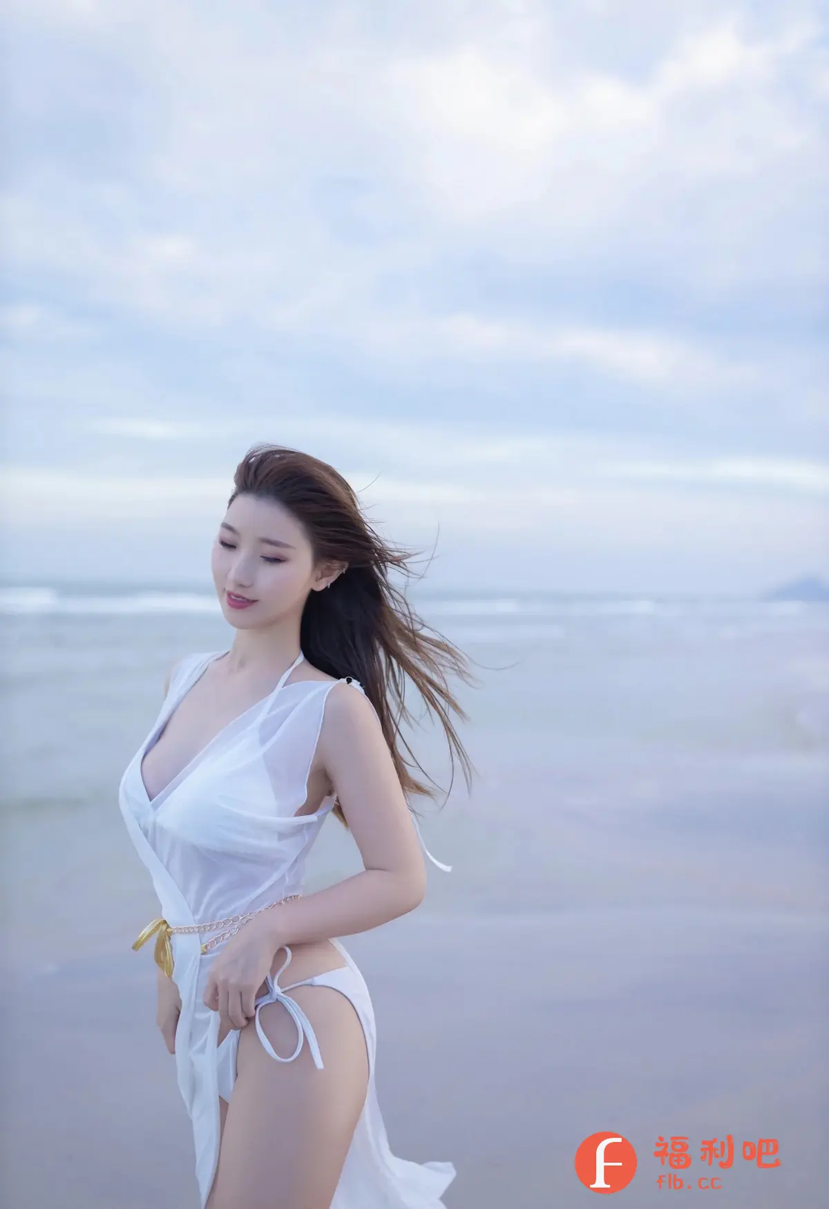 描述:在碧海蓝天之间,一位性感女神穿着白色薄纱,若隐若现地展现着她诱人的曲线。微风拂过,吹动她的长发,更增添了几分妩媚与风情。她那精致的脸庞,仿佛带着一丝淡淡的微笑,眼神中充满了神秘与诱惑。金色的腰链,巧妙地勾勒出她纤细的腰肢,性感火辣的身材简直让人血脉喷张。她随意地摆弄着裙摆,每一个动作都充满了挑逗。背景中波光粼粼的海面,与她白皙的肌肤相互辉映,宛如一幅绝美的画卷。这个女人,无疑是这片海滩上最耀眼的存在,让人无法移开视线。她就像一个充满魔力的性感尤物,吸引着人们靠近,想要探索她身上隐藏的秘密。
识别内容:一个穿着白色薄纱和比基尼的女人站在海滩上。