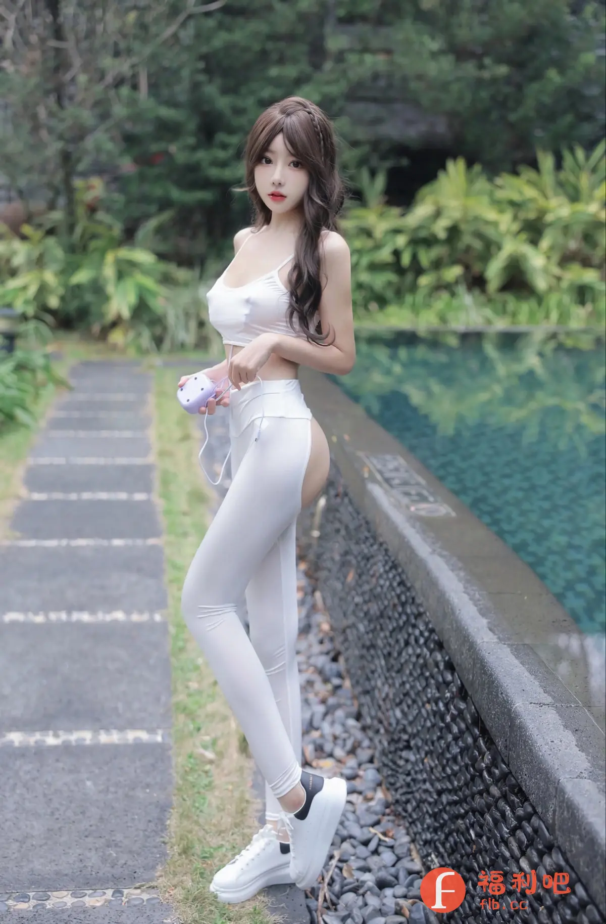 描述:清纯中带着一丝小叛逆,小姐姐身穿一套白色运动装,将完美身材展现得淋漓尽致。紧身瑜伽裤大胆的镂空设计,露出光滑细腻的肌肤,让人忍不住想入非非。她手持紫色播放器,仿佛随时准备舞动起来,释放青春的活力。站在泳池边,清澈的池水映衬着她白皙的肌肤,更显性感迷人。乌黑亮丽的长发随意披散,搭配精致的妆容,一颦一笑都散发着致命的吸引力。她就像一位不食人间烟火的仙女,却又带着一丝挑逗的意味,让人心痒难耐。无论是清纯的外表还是大胆的着装,都让人感受到她内心奔放的灵魂。
总之,这张照片将性感、清纯、活力完美融合,让人过目难忘,回味无穷。