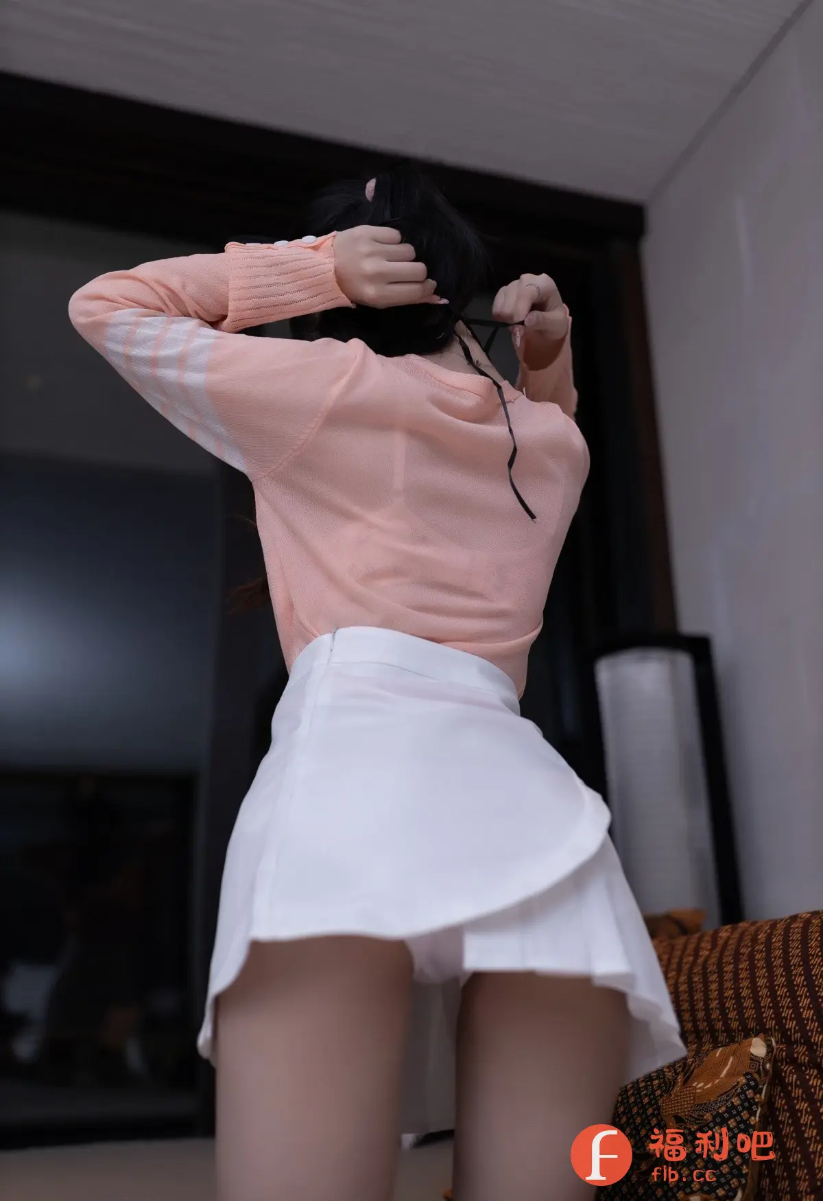 描述:娇嫩的肌肤在粉色薄纱下若隐若现,少女的背部线条如此柔美。白皙的脖颈上,一根黑色丝带正被她纤细的手指轻轻系起,仿佛在诉说着无尽的诱惑。目光向下游走,白色短裙如盛开的莲花,包裹着饱满的曲线,裙摆随着身体的摆动,轻轻摇曳,露出那让人心动的雪白。每一个细节都散发着青春的气息,让人忍不住想要靠近,感受那份纯真与性感交织的魅力。她的每一个动作都充满了诱惑,让人无法抗拒。