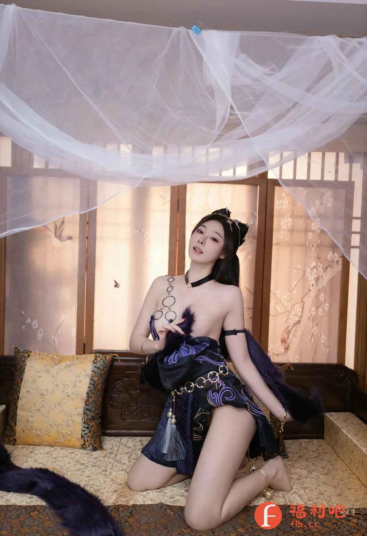 描述:照片中,一位年轻女性身着性感暴露的服装,跪在床上,展现出诱人的姿态。她肤色白皙,身材苗条,乌黑的头发衬托出精致的五官。她的服装设计独特,带有明显的东方元素,色彩以深色为主,搭配金色和紫色点缀,更显华丽。
背景布置充满中国古典韵味,床上有绣花枕头,背后是带有花鸟图案的屏风,营造出一种古典而神秘的氛围。整体光线柔和,突出了人物的肌肤质感和服装的细节。
照片整体风格大胆奔放,展现了女性的自信和魅力,同时也带有一些神秘和诱惑的色彩。