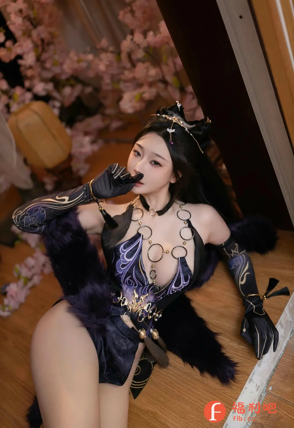 描述:照片中是一位年轻的亚洲女性,她身着精致的深紫色服装,服装设计大胆,突显了她的身材曲线。她的头发乌黑亮丽,部分盘起,饰有精美的头饰。她佩戴了多个圆形项链,手臂上戴着带有花纹的长手套。她正用手指轻触嘴唇,眼神迷离,姿态优雅。背景中有盛开的粉色花朵和古典风格的灯笼,营造出一种梦幻般的氛围。整个画面光线柔和,色彩丰富,突出了女性的魅力和神秘感。