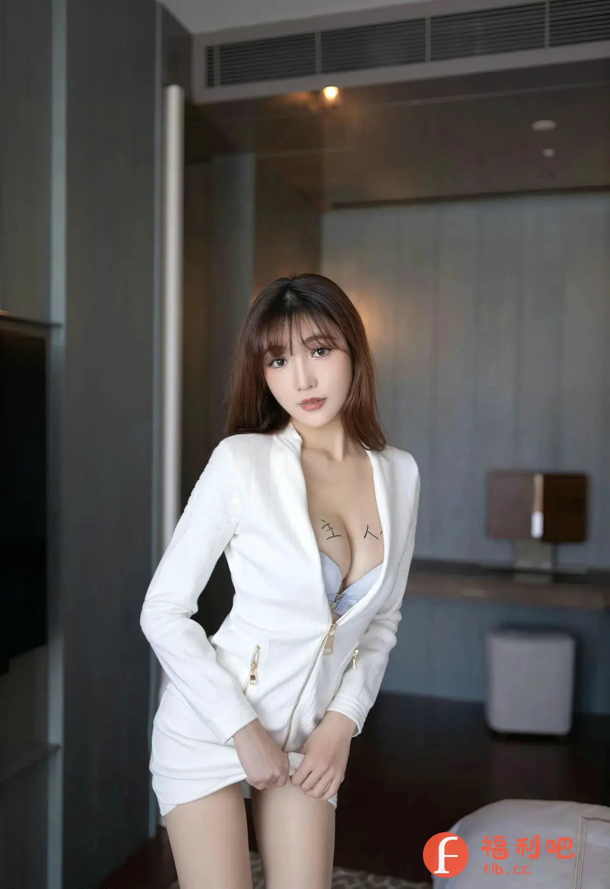 描述:照片中,一位身材姣好的年轻女性身穿白色西装外套,内搭浅色内衣,展现出迷人的曲线。她的头发柔顺地披散在肩上,精致的妆容凸显了她美丽的五官。她眼神略带妩媚,姿态优雅而自信。外套的拉链半拉着,增添了一丝性感的气息。她轻轻地用手拉着裙摆,更显诱惑。背景是室内的现代风格装饰,营造出一种私密而温馨的氛围。整个画面充满了女性的魅力,性感而不失优雅。
一位身材姣好的年轻女性身穿白色西装外套,内搭浅色内衣,展现出迷人的曲线。她的头发柔顺地披散在肩上,精致的妆容凸显了她美丽的五官。她眼神略带妩媚,姿态优雅而自信。外套的拉链半拉着,增添了一丝性感的气息。她轻轻地用手拉着裙摆,更显诱惑。背景是室内的现代风格装饰,营造出一种私密而温馨的氛围。整个画面充满了女性的魅力,性感而不失优雅。