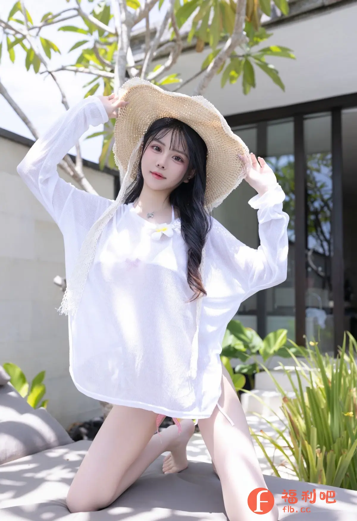 描述:照片中,一位年轻漂亮的亚洲女性跪坐在室外,她头戴一顶宽大的草帽,一头乌黑亮丽的长发自然地披在肩上。她身穿一件宽松的白色长袖纱质罩衫,隐约可以看见内搭的泳衣。罩衫质地轻薄,在阳光下微微透光,更显柔美。
她的双手轻轻扶着草帽的帽檐,眼神温柔地注视着前方,嘴角带着一丝微笑。她的妆容精致,突出了她白皙的皮肤和精致的五官。背景是绿色的植物和灰色的沙发,暗示她可能正在一个度假胜地的花园或阳台上。整体画面清新自然,充满了夏日阳光的气息,展现了女性的活力和魅力。照片构图和谐,色彩明亮,给人一种舒适愉悦的感觉。