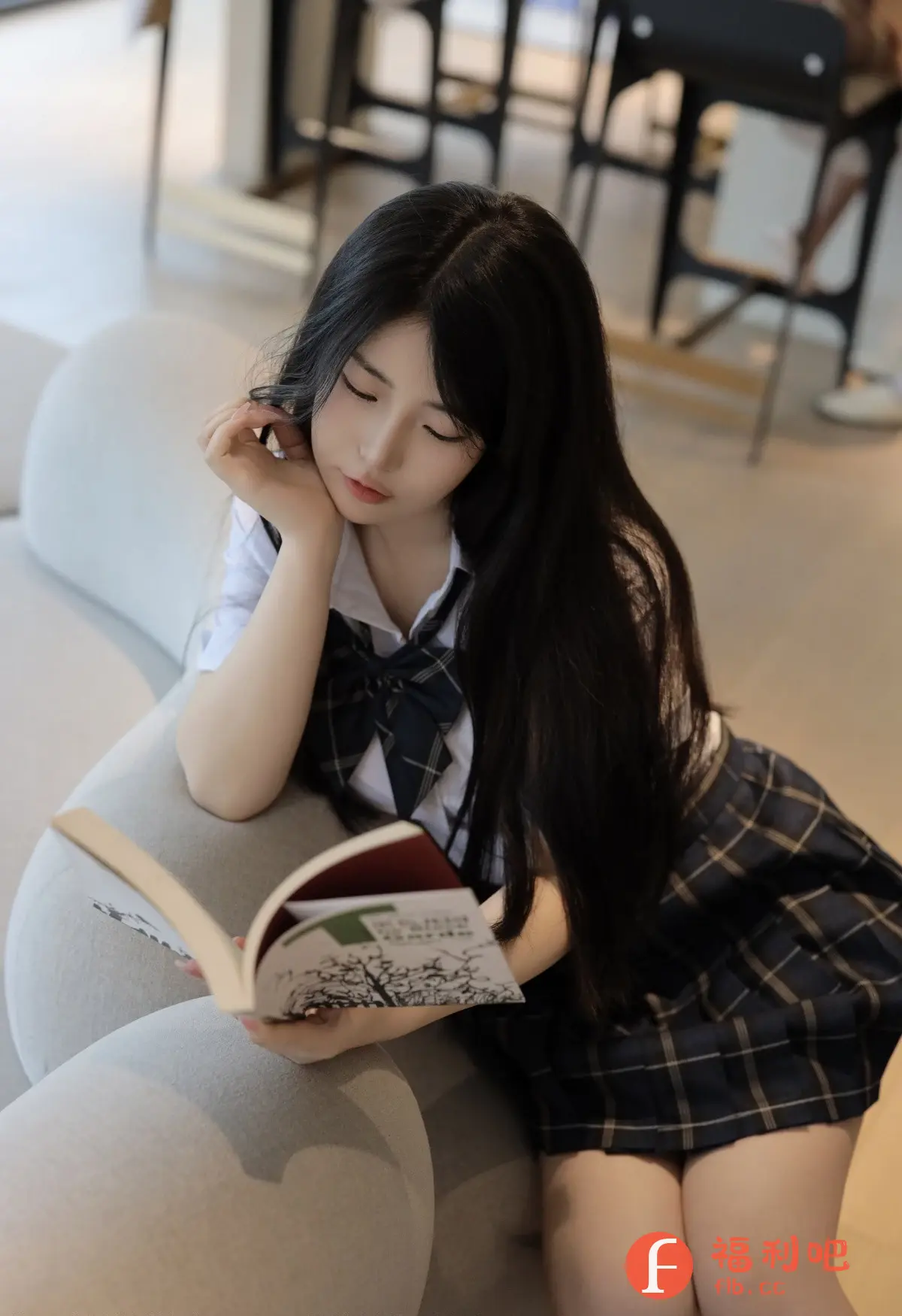 描述:照片中一位年轻的亚洲女性,身穿日式学生制服,包括一件白色短袖衬衫,搭配深蓝色格子领结和同款格子短裙。她长长的黑发自然垂落,刘海微微遮住眼睛,显得非常柔美。她坐在一个浅灰色的沙发上,手托着下巴,似乎正在认真阅读手中的书。书页上印有黑色的树枝图案和一些文字,增加了画面的文艺气息。整个画面色调柔和,光线充足,营造出一种宁静、清新的氛围,适合喜欢日系风格和校园题材的观众。
返回格式:描述:照片中一位年轻的亚洲女性,身穿日式学生制服,包括一件白色短袖衬衫,搭配深蓝色格子领结和同款格子短裙。她长长的黑发自然垂落,刘海微微遮住眼睛,显得非常柔美。她坐在一个浅灰色的沙发上,手托着下巴,似乎正在认真阅读手中的书。书页上印有黑色的树枝图案和一些文字,增加了画面的文艺气息。整个画面色调柔和,光线充足,营造出一种宁静、清新的氛围,适合喜欢日系风格和校园题材的观众。