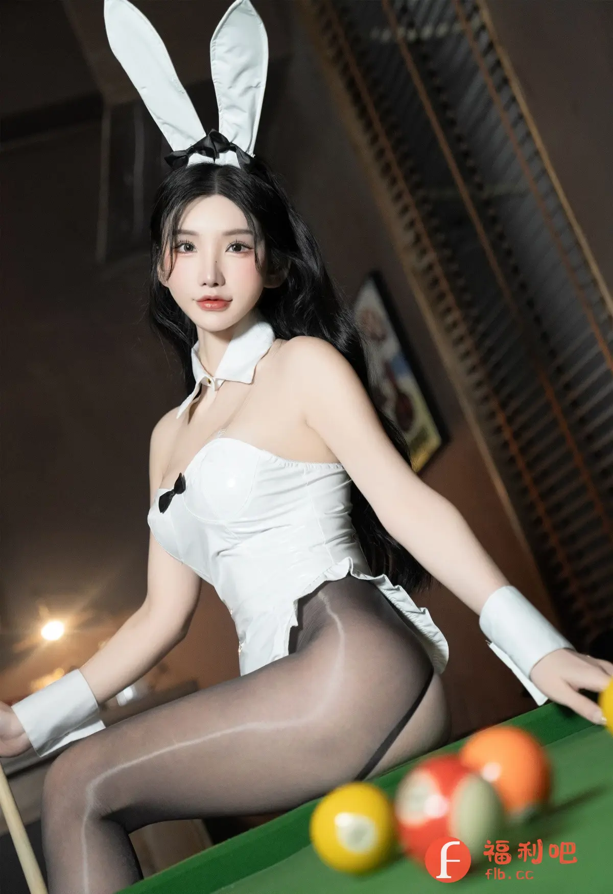 描述:一位身穿性感兔女郎服装的年轻女性,她戴着一对高耸的白色兔子耳朵,耳朵上系着一个可爱的黑色蝴蝶结。她乌黑的长发披散在肩上,与白色的领口和袖口形成鲜明对比。她的服装是一件光滑的白色紧身衣,胸前也装饰着一个黑色蝴蝶结,下摆则带有俏皮的褶边。她穿着一双丝滑的黑色长筒袜,更显性感妩媚。
她坐在一张绿色的台球桌旁,手里拿着台球杆,桌面上散落着几颗彩色的台球。她的姿势优雅,眼神略带挑逗,让人不禁联想到她正在准备进行一场刺激的台球游戏。背景光线柔和,营造出一种私密而诱人的氛围,凸显了她的美丽和性感。整个画面充满了魅惑和吸引力,让人过目难忘。