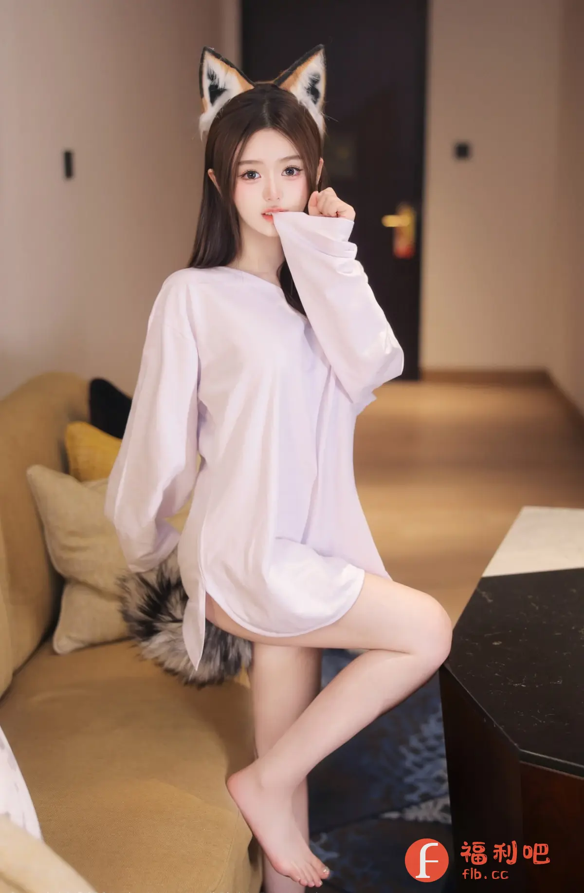 描述:画面中是一位年轻女性,她穿着一件宽大的白色长袖衬衫,衣着宽松,营造出一种慵懒随性的氛围。她的头发是深棕色的,长发披肩,头上戴着一对可爱的狐狸耳朵发箍,增添了一丝俏皮和性感。她用手轻轻地抓着衬衫的衣角,略微遮住嘴唇,眼神明亮,带着一丝羞涩和诱惑。
她半倚靠在沙发上,一只脚踩在地面上,另一只脚则轻轻地搭在沙发的边缘,姿态妩媚。沙发的颜色是浅棕色的,上面摆放着几个不同材质和颜色的抱枕,增添了空间的层次感。背景是室内的环境,光线柔和,营造出温馨舒适的氛围。整个画面构图精美,色彩和谐,展现了女性的柔美和性感。