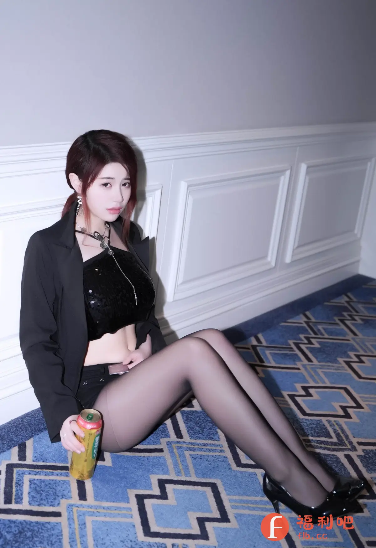 描述:画面中是一位年轻女性,她坐在铺着蓝色花纹地毯的地面上,背靠白色的墙壁,姿态随意而略带性感。她留着棕红色的短发,扎着低马尾,精致的妆容凸显了她白皙的皮肤和略带忧郁的眼神。她身穿一套黑色服装,包括一件亮片抹胸上衣和一件黑色西装外套,下身搭配黑色短裤和黑色丝袜,脚上穿着一双黑色高跟鞋,更显身材修长。她的颈间佩戴着设计感十足的项链,耳朵上挂着闪亮的耳饰,增添了时尚感。她的右手拿着一罐啤酒,似乎在享受着惬意的放松时光。整体光线柔和,营造出一种私密而诱人的氛围。
画面中是一位年轻女性,她坐在铺着蓝色花纹地毯的地面上,背靠白色的墙壁,姿态随意而略带性感。她留着棕红色的短发,扎着低马尾,精致的妆容凸显了她白皙的皮肤和略带忧郁的眼神。她身穿一套黑色服装,包括一件亮片抹胸上衣和一件黑色西装外套,下身搭配黑色短裤和黑色丝袜,脚上穿着一双黑色高跟鞋,更显身材修长。她的颈间佩戴着设计感十足的项链,耳朵上挂着闪亮的耳饰,增添了时尚感。她的右手拿着一罐啤酒,似乎在享受着惬意的放松时光。整体光线柔和,营造出一种私密而诱人的氛围。