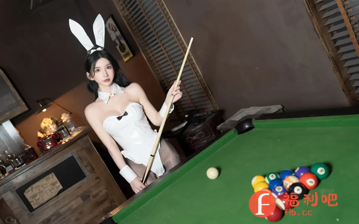 描述:照片中,一位穿着性感兔女郎服装的年轻女子站在一个台球桌旁,手持球杆,准备击球。她戴着兔耳朵,穿着一件紧身白色连衣裙,搭配黑色蝴蝶结和袖套,显得既性感又俏皮。台球桌上摆放着彩色的台球,暗示着即将开始一场游戏。背景环境看起来像一个酒吧或俱乐部,透露着一丝复古和休闲的氛围。整个画面色彩鲜明,突出了女子的美丽和台球运动的趣味性,营造出一种轻松愉悦的氛围。