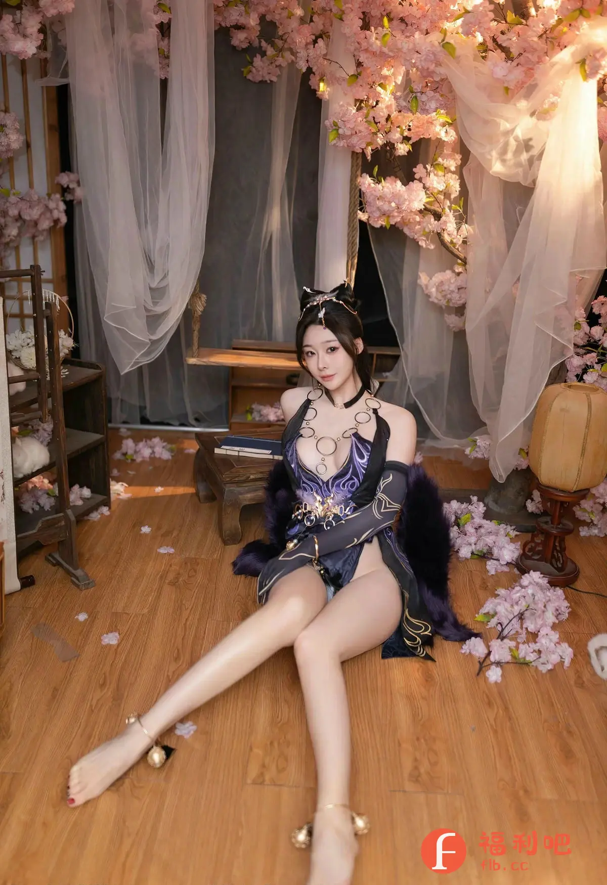 描述:照片中一位年轻的亚洲女性穿着精致的cosplay服装,坐在铺有木地板的房间里。她穿着一件深蓝色带有紫色图案的服装,领口和腰间都有装饰性的金色元素。她的腿伸展开,脚踝上戴着带有小铃铛的脚链。背景中可以看到悬挂的白色窗帘和盛开的粉色花朵,营造出一种梦幻般的氛围。房间内还摆放着一些复古的木制家具和一盏造型独特的灯笼,增加了照片的艺术感。整体光线柔和,突出了女性的美丽和服装的细节,给人一种优雅而性感的感觉。